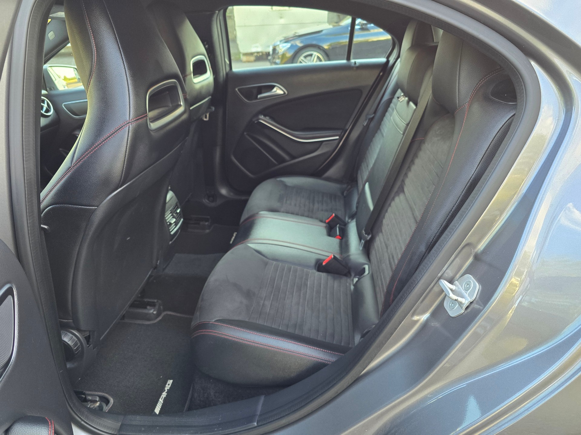 MERCEDES-BENZ A 250 AMG Line 4Matic 7G-DCT-image-12
