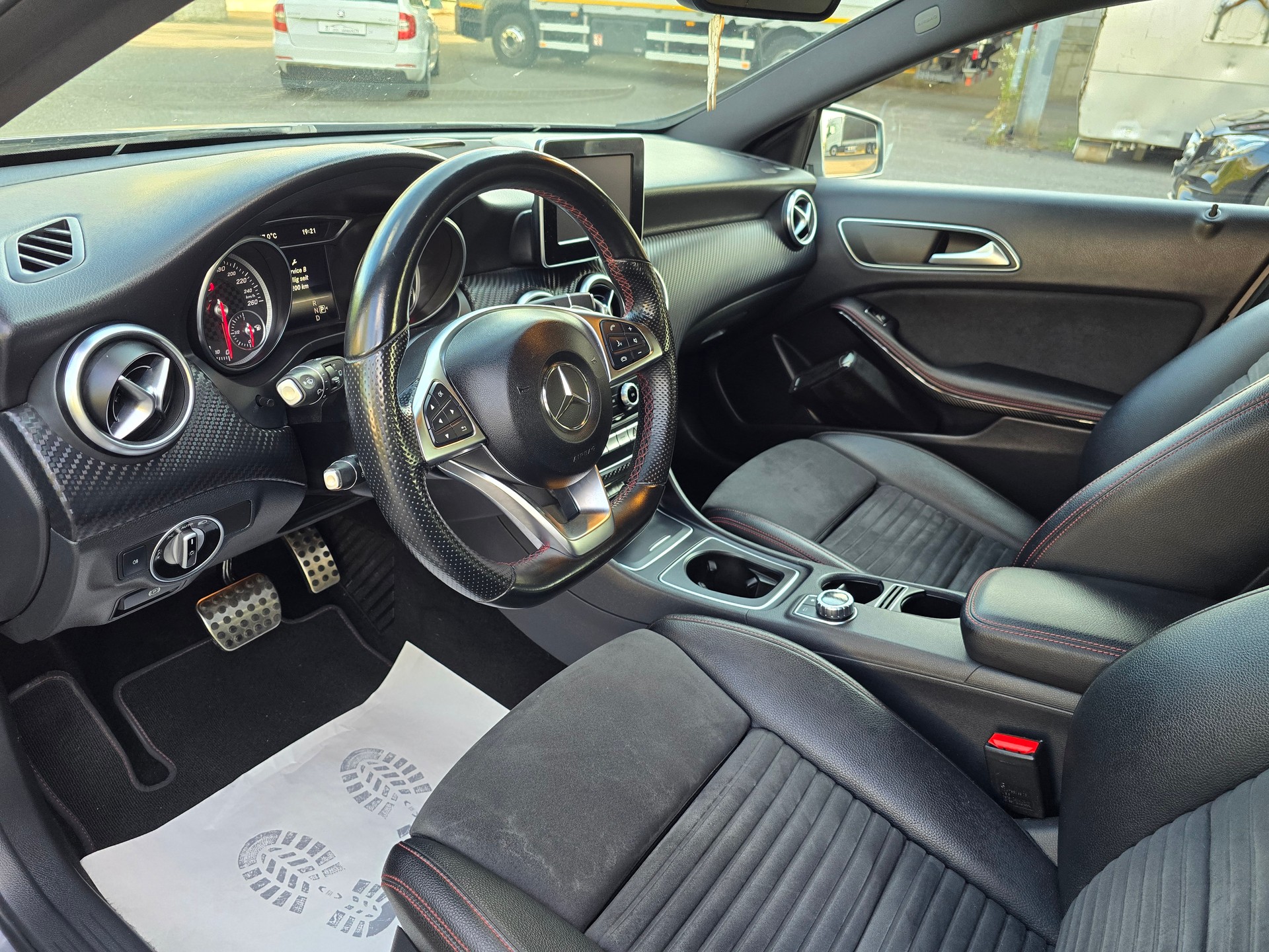 MERCEDES-BENZ A 250 AMG Line 4Matic 7G-DCT-image-10
