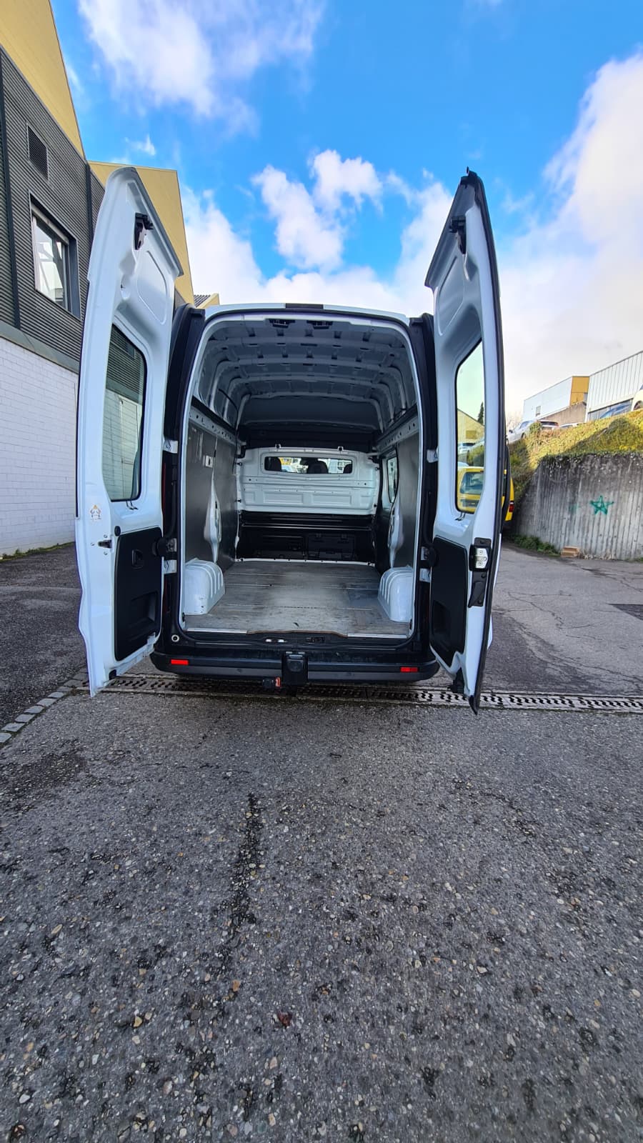 RENAULT Trafic 2.0 Blue dCi 150 Advance L2H2 EN ** 150 PS ** 3-Plätzer ** Gr-Navi ** RF-Kamera ** Anh-Kupplung ** Modell 2023 **-image-7