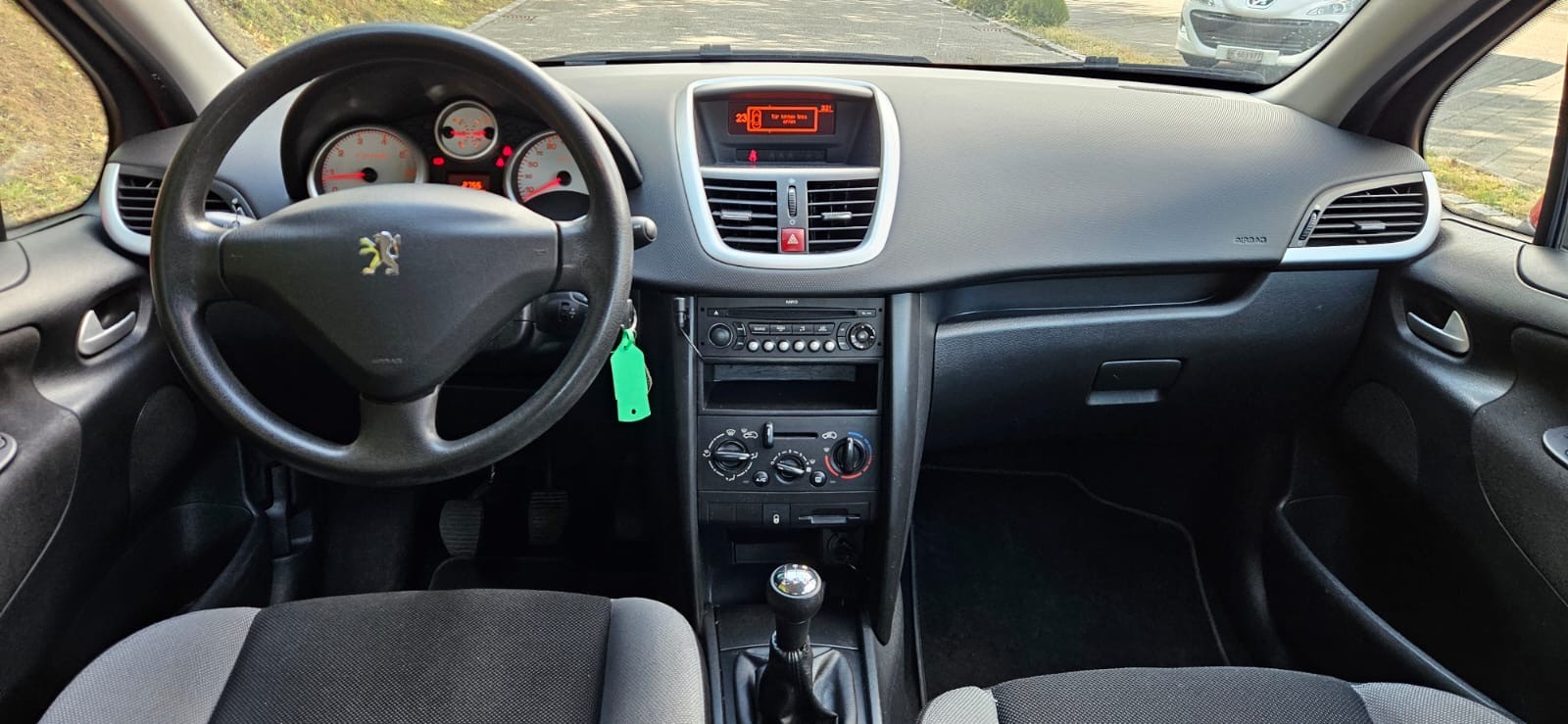 PEUGEOT 207 1.4 16V Swiss Edition-image-5