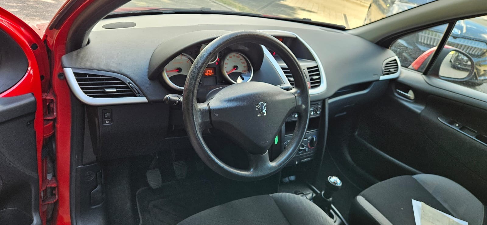 PEUGEOT 207 1.4 16V Swiss Edition-image-8
