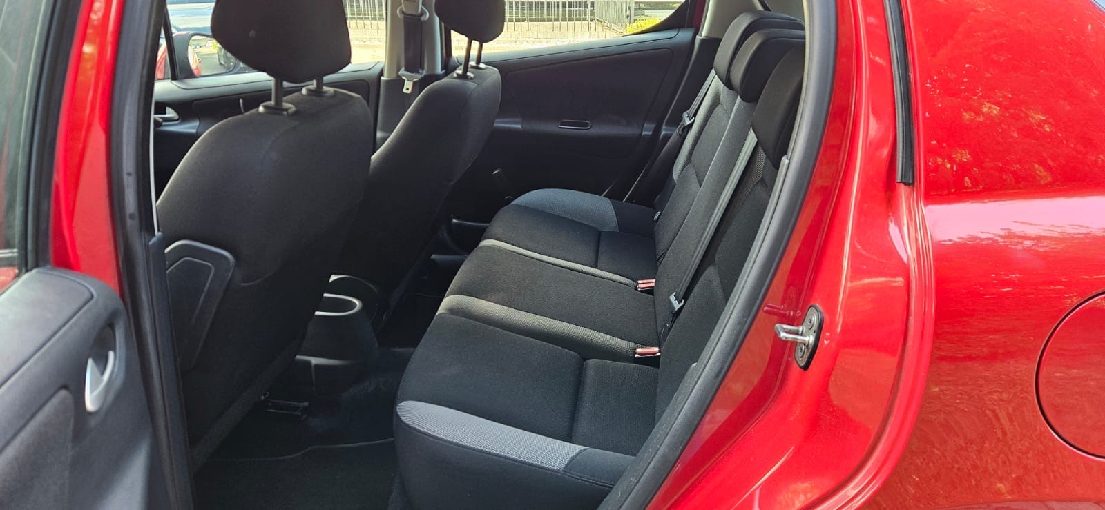 PEUGEOT 207 1.4 16V Swiss Edition-image-3