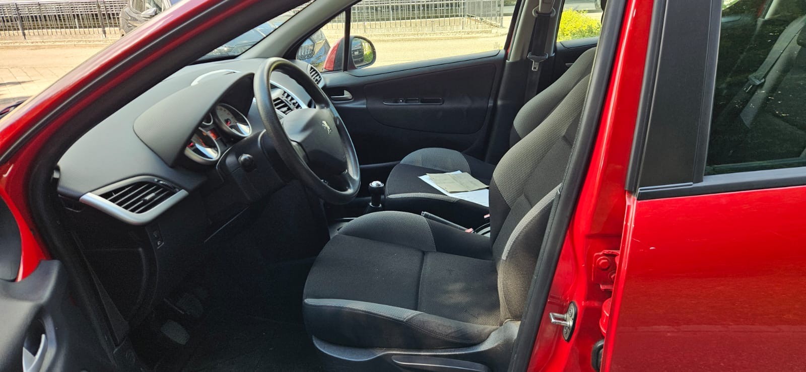 PEUGEOT 207 1.4 16V Swiss Edition-image-1