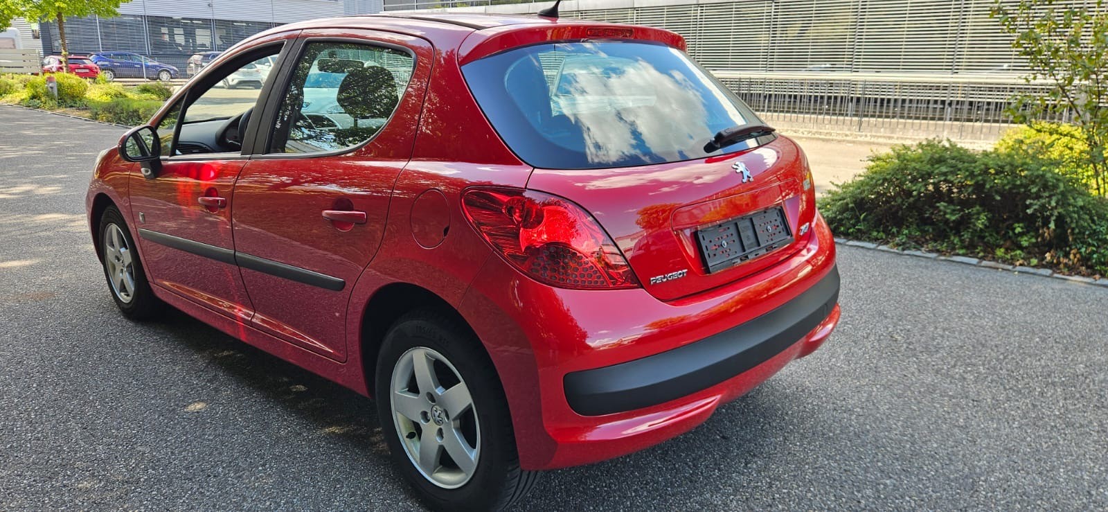 PEUGEOT 207 1.4 16V Swiss Edition-image-2