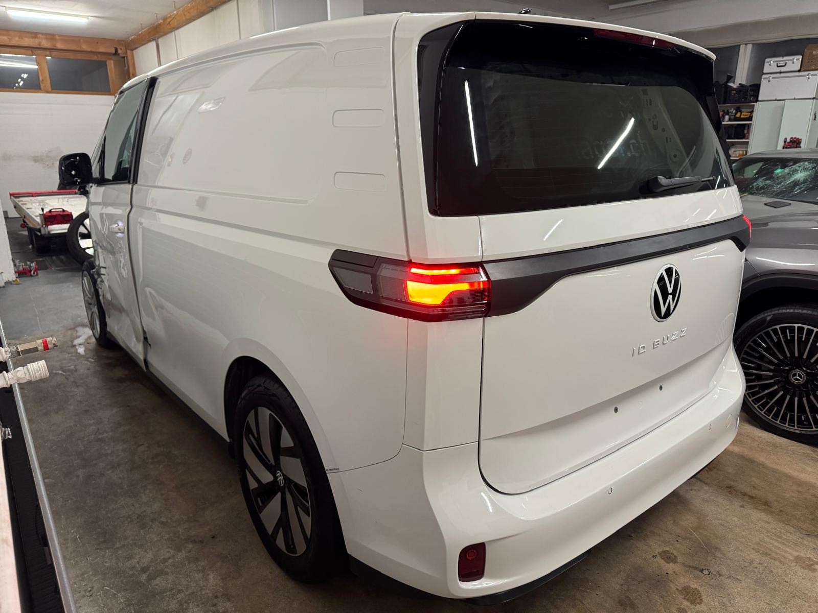 VW ID. Buzz Cargo Pro 4Motion-image-3
