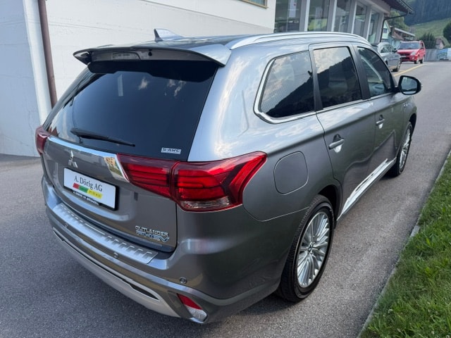 MITSUBISHI Outlander 2.4 PHEV Diamond S-Edition 4WD Automatic-image-3