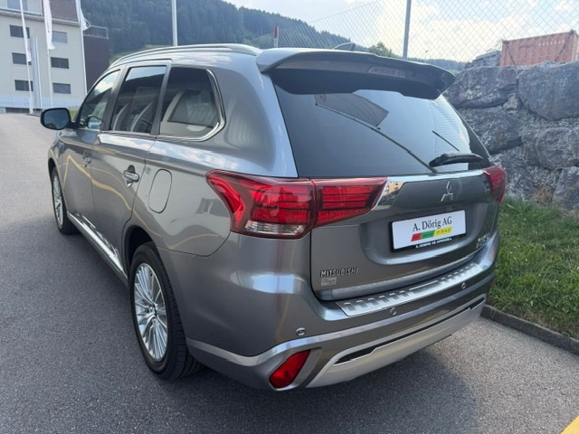 MITSUBISHI Outlander 2.4 PHEV Diamond S-Edition 4WD Automatic-image-2
