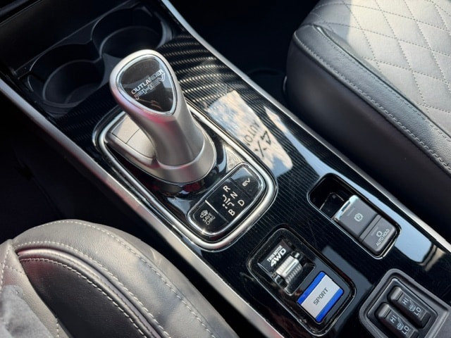 MITSUBISHI Outlander 2.4 PHEV Diamond S-Edition 4WD Automatic-image-10