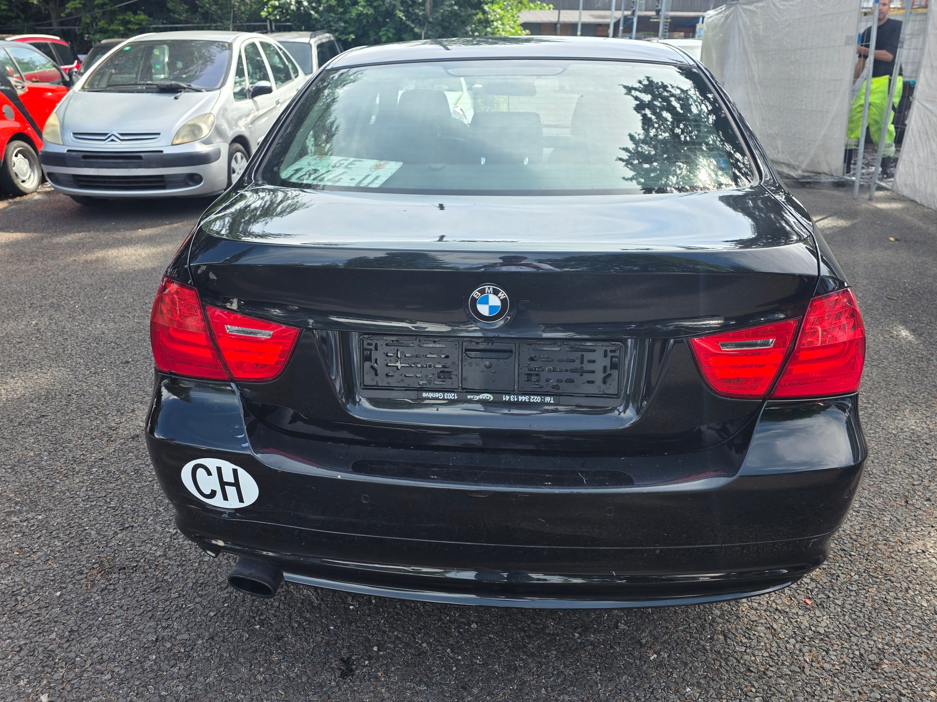 BMW 320i-image-4