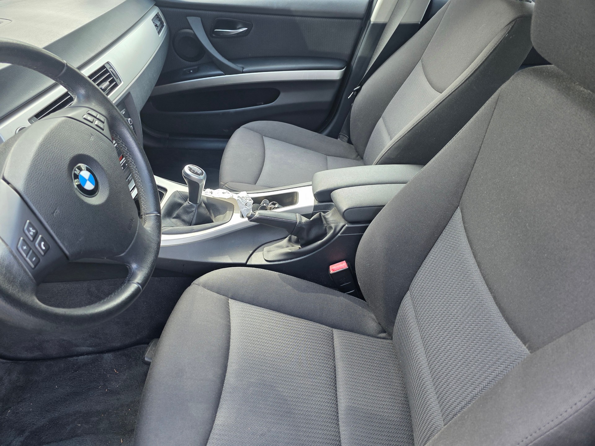BMW 320i-image-7