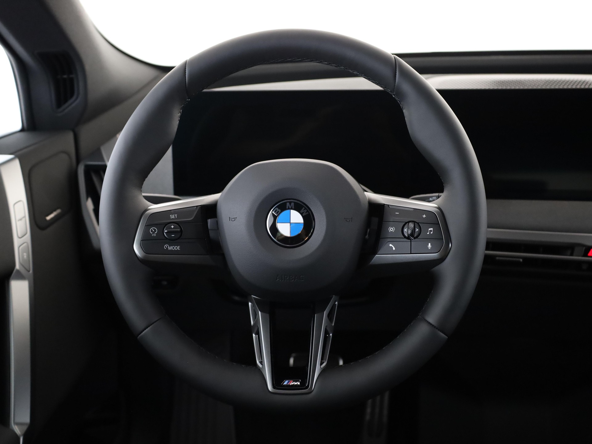 BMW iX xDrive60-image-16