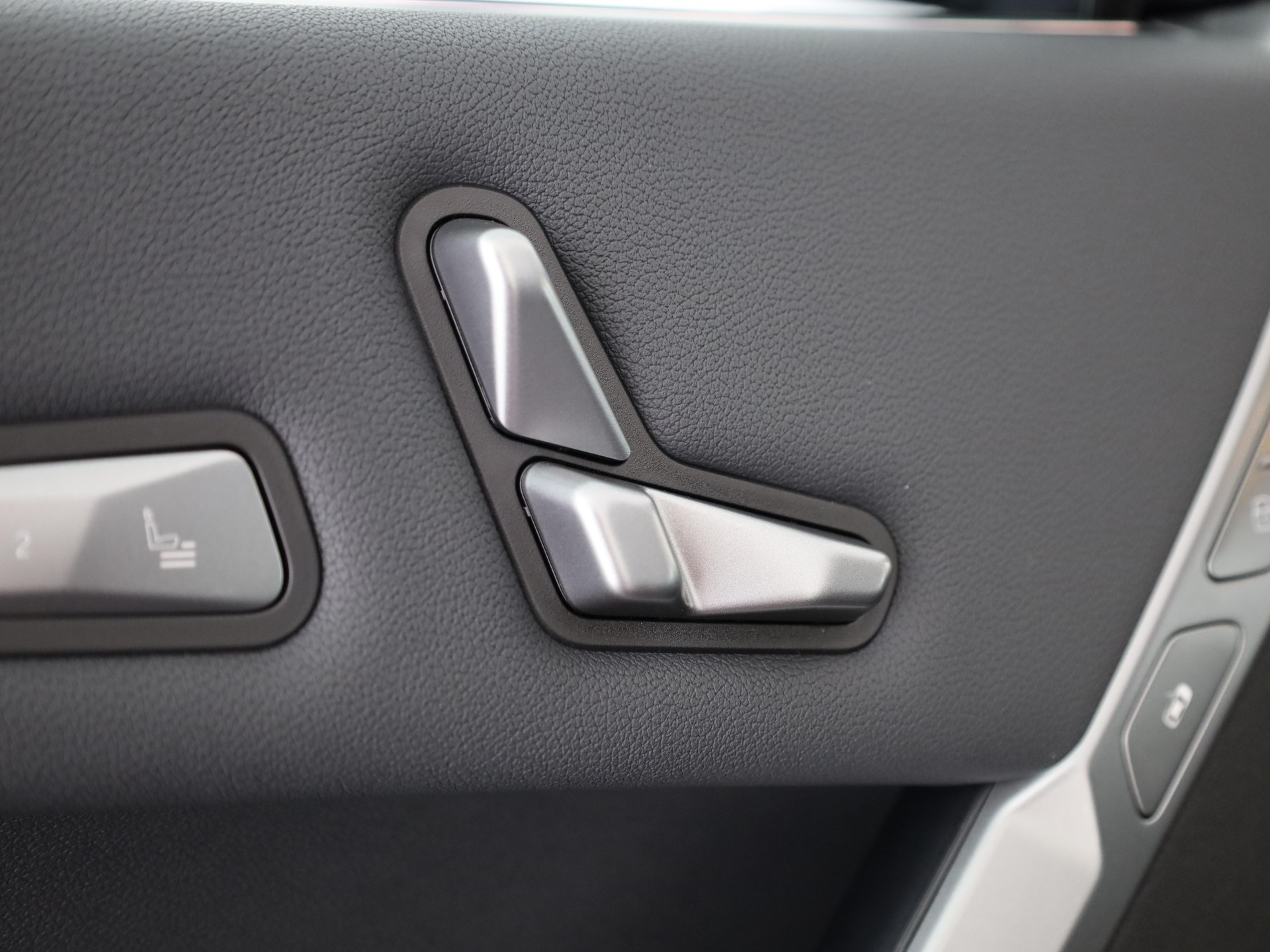 BMW iX xDrive60-image-9