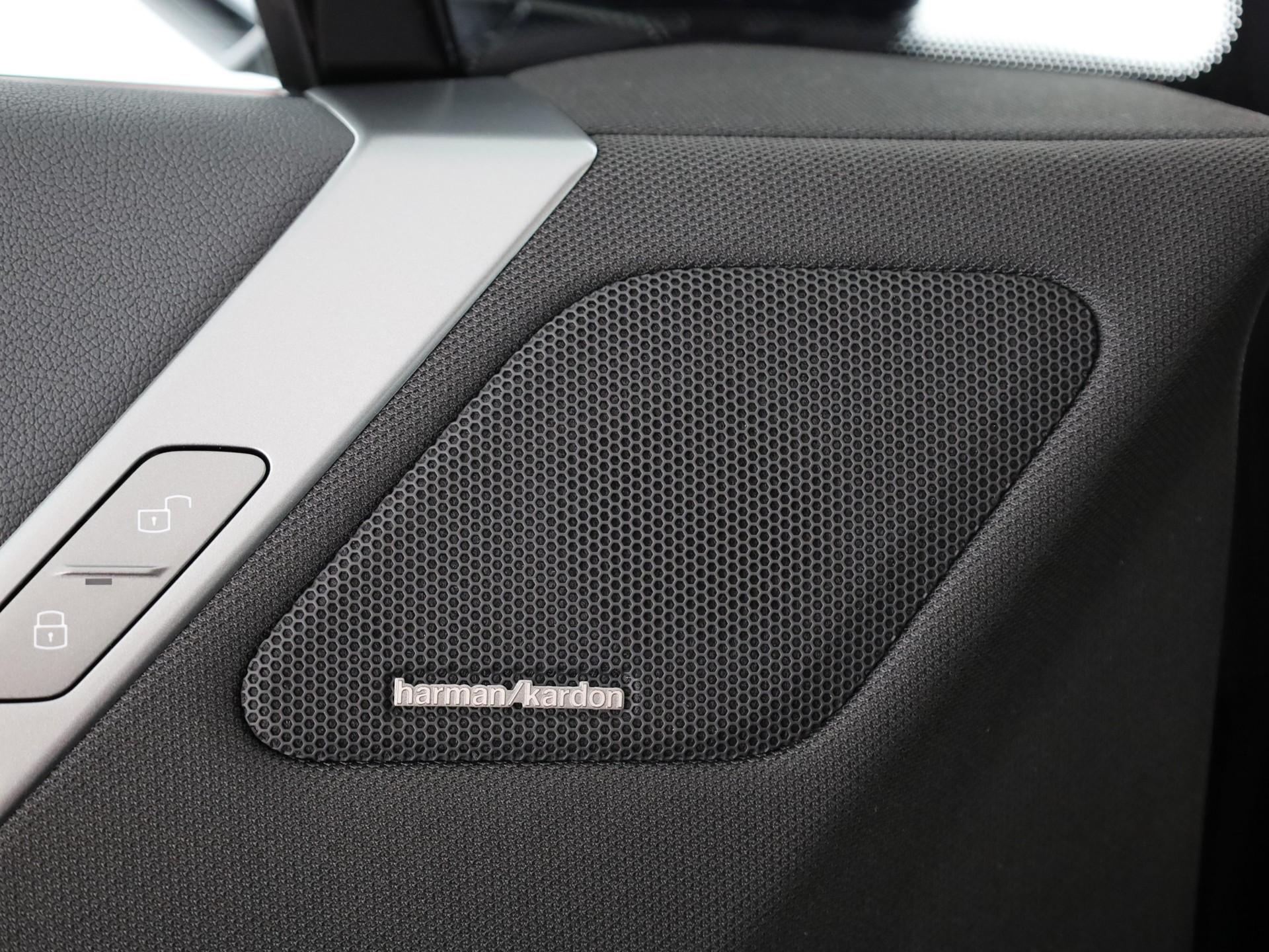 BMW iX xDrive60-image-10