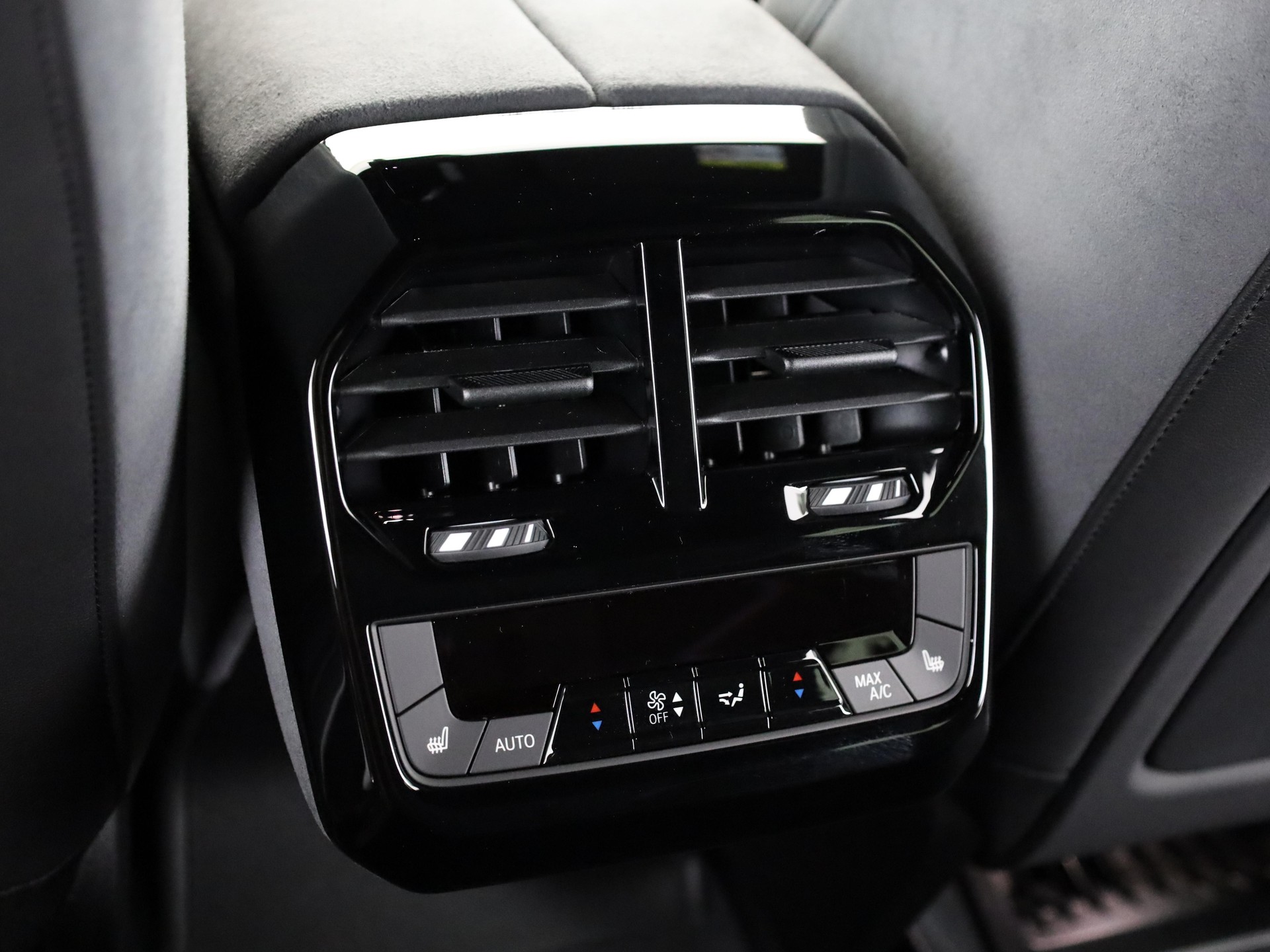 BMW iX xDrive60-image-18