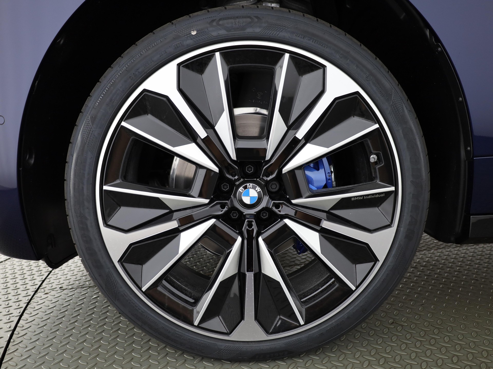BMW iX xDrive60-image-21