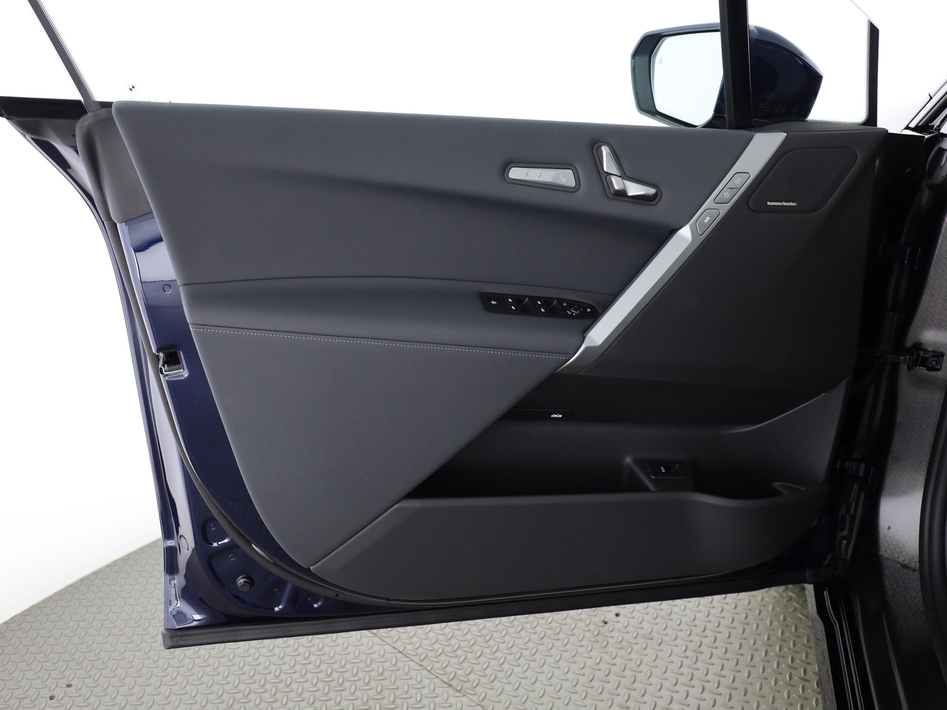 BMW iX xDrive60-image-8