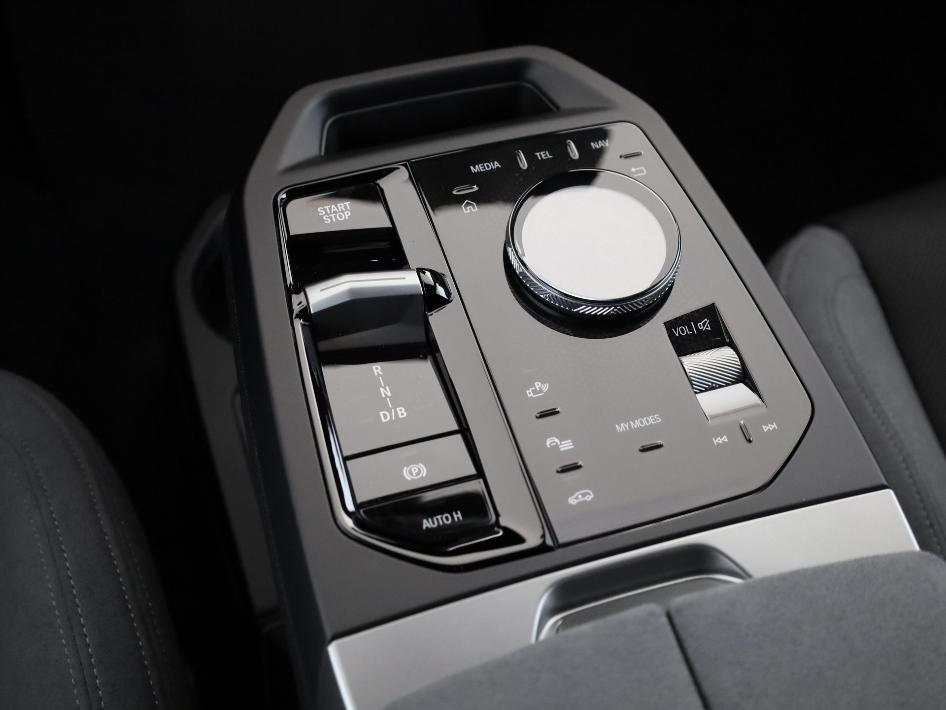 BMW iX xDrive60-image-17