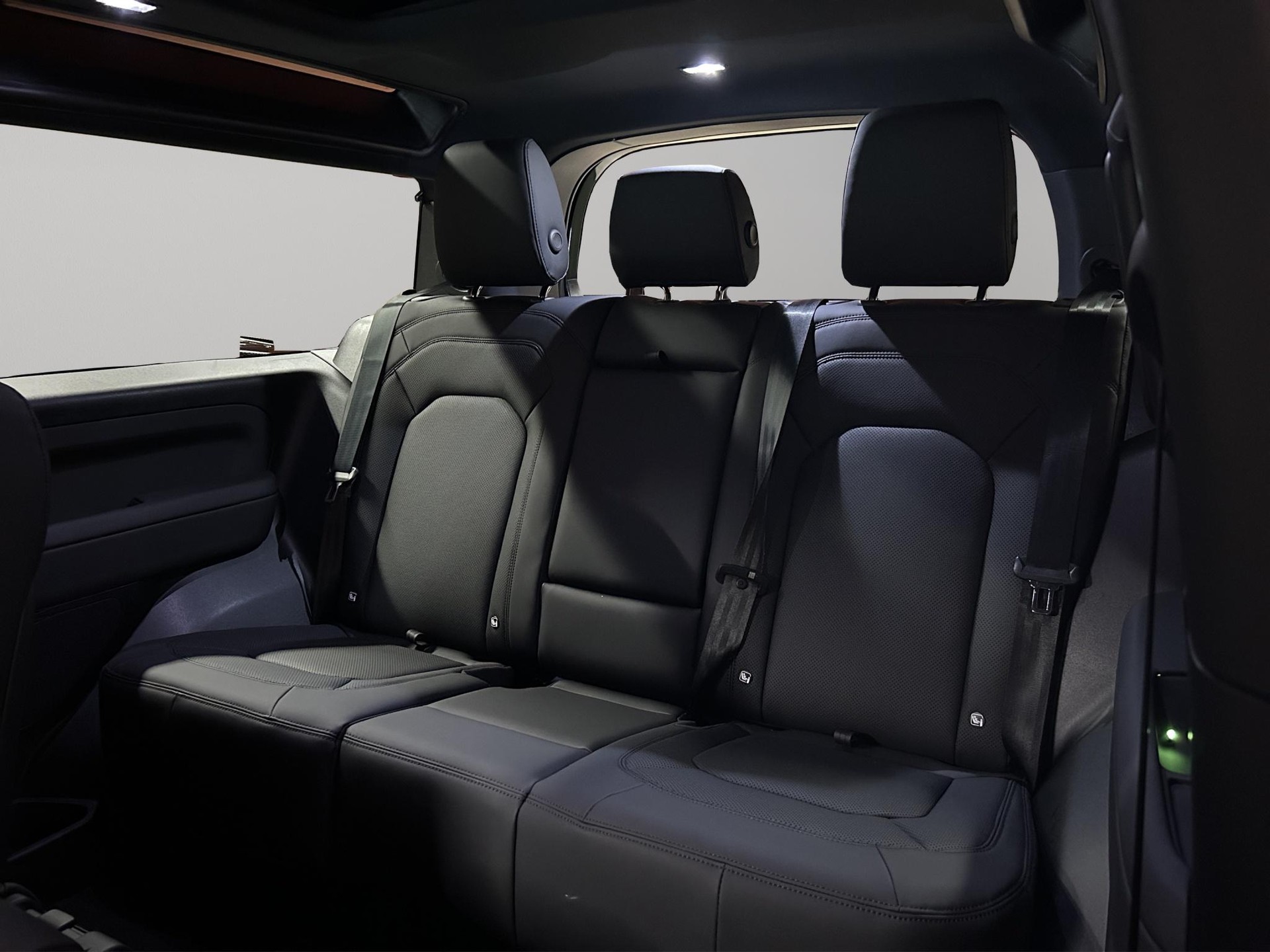LAND ROVER Defender 90 3.0 D I6 250 X-Dynamic SE-image-7