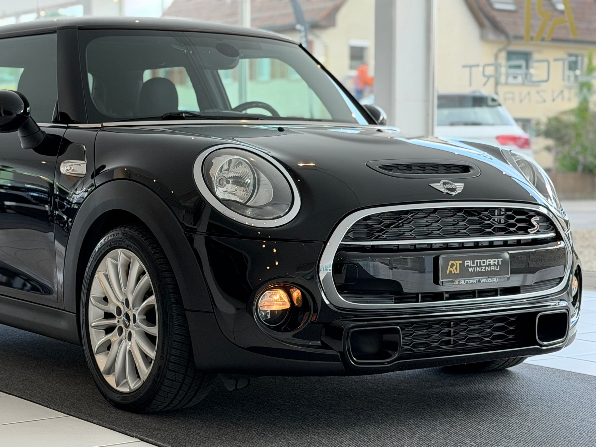 MINI Cooper S JCW Steptronic **Frisch ab MFK & Service**-showroom-element-3