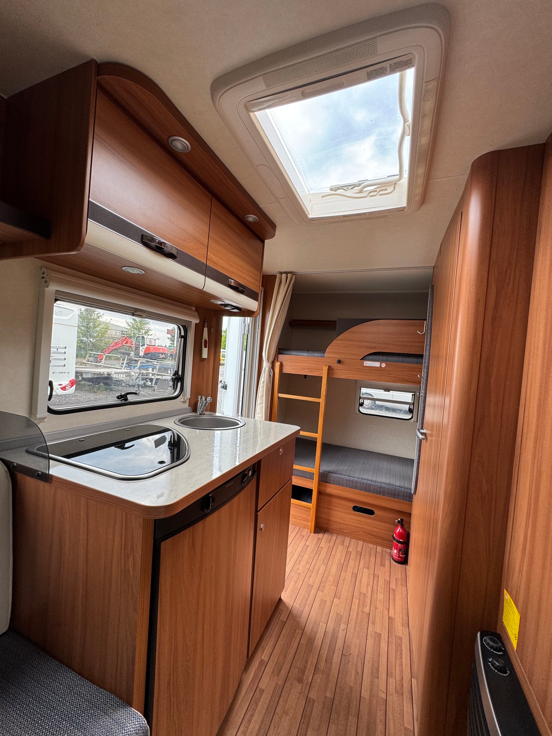 WEINSBERG Cara One 400 Kajüte Stockbett - 900 kg Leergewicht -Garage --image-12