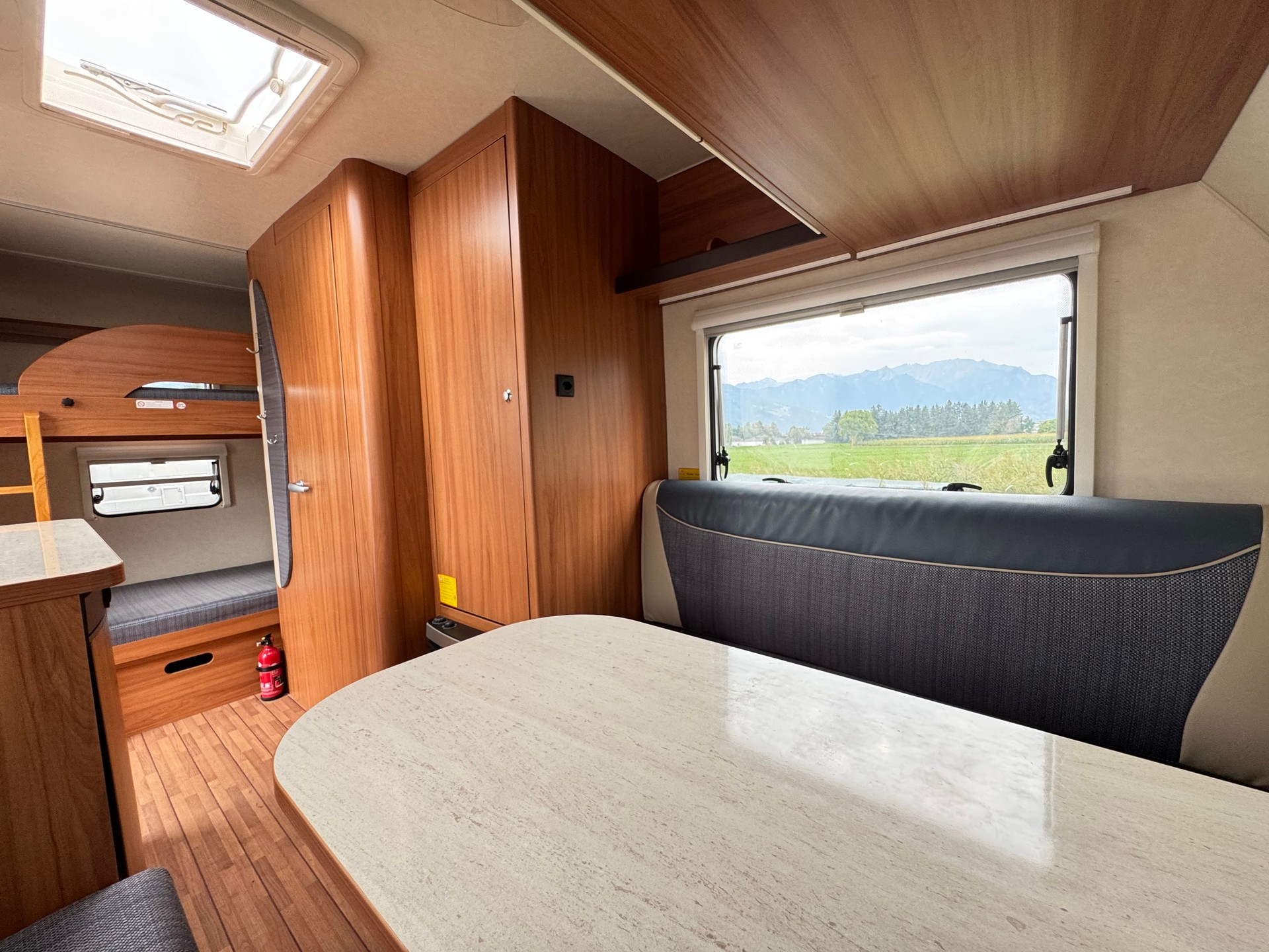 WEINSBERG Cara One 400 Kajüte Stockbett - 900 kg Leergewicht -Garage --image-11