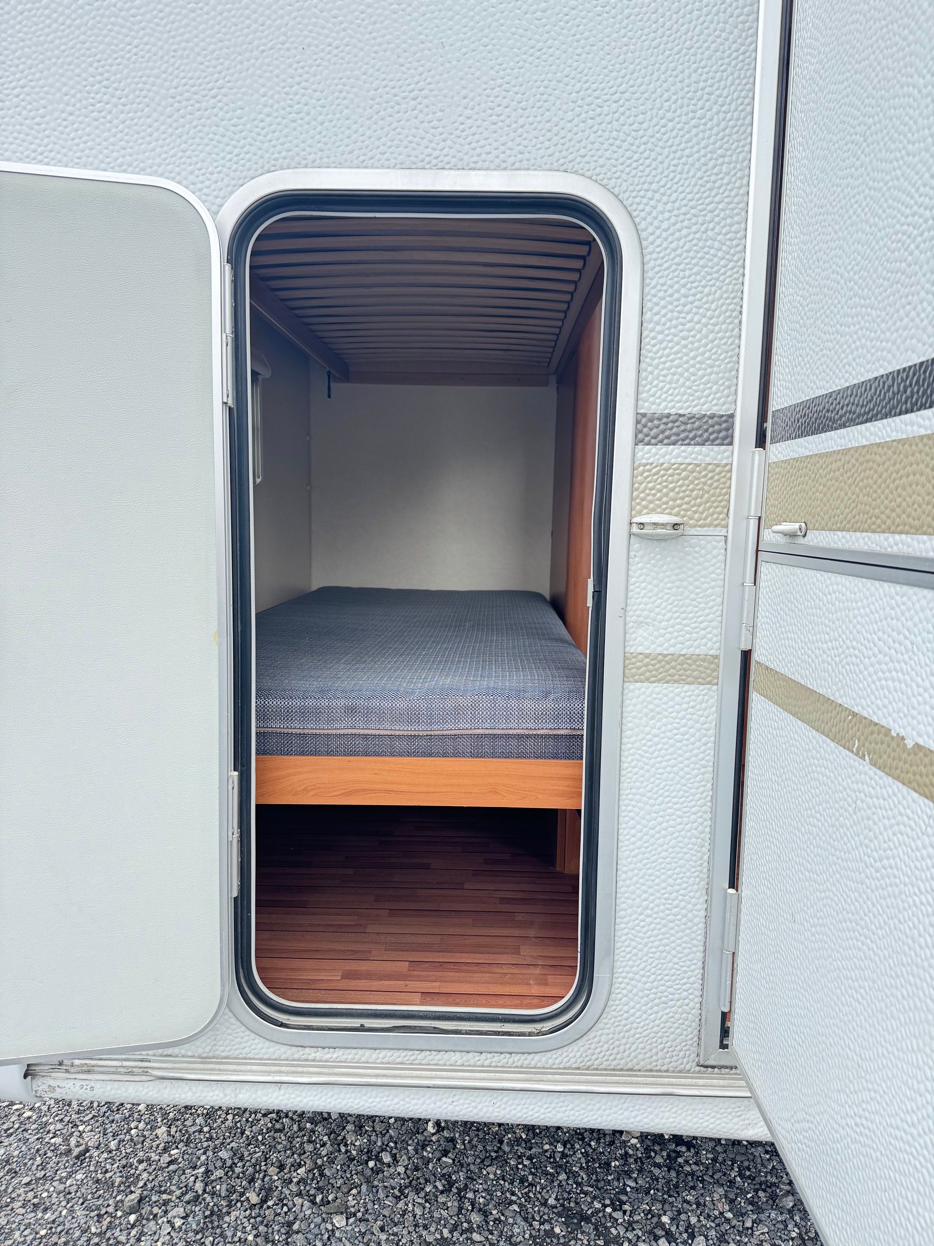 WEINSBERG Cara One 400 Kajüte Stockbett - 900 kg Leergewicht -Garage --image-6