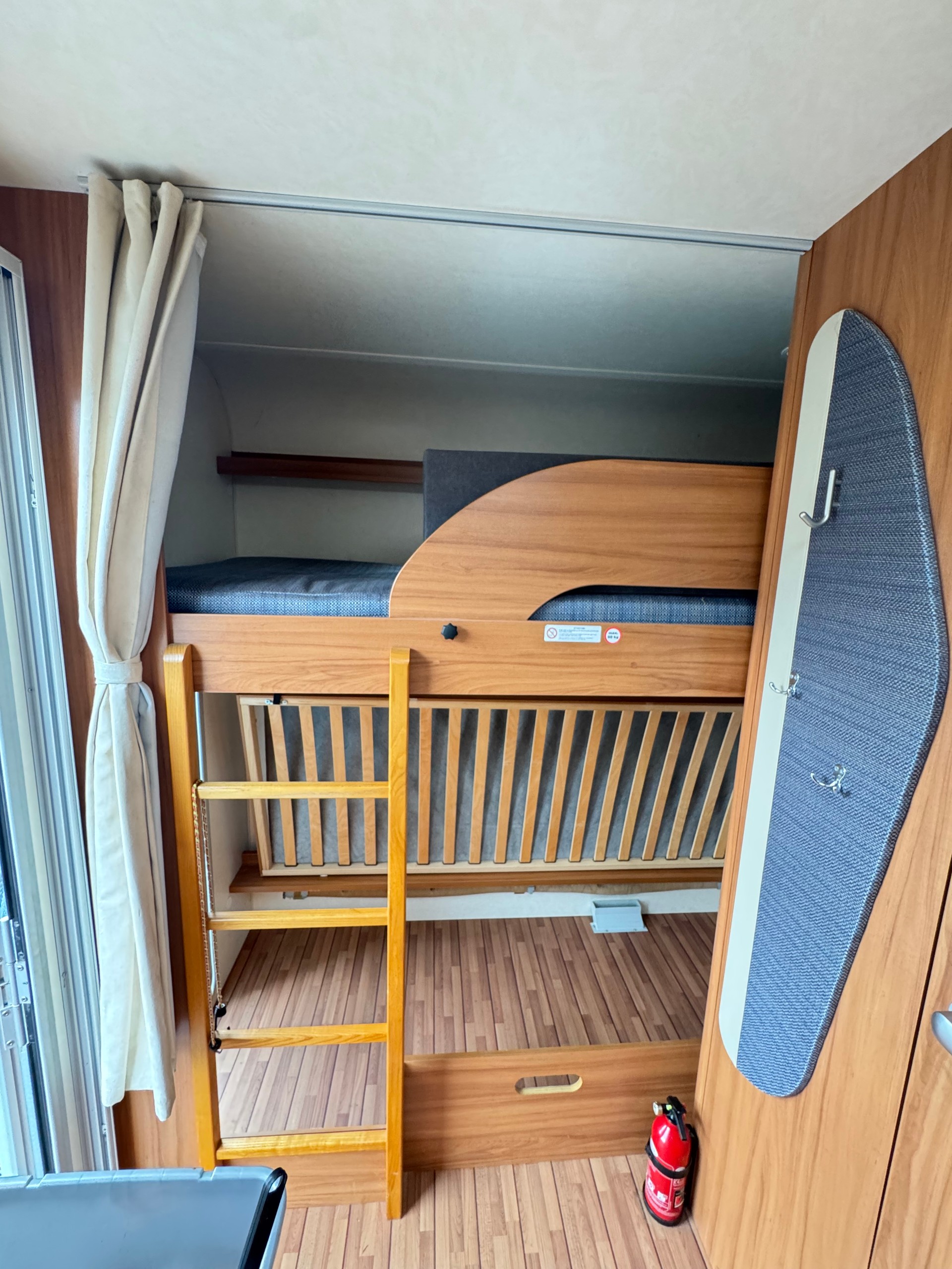 WEINSBERG Cara One 400 Kajüte Stockbett - 900 kg Leergewicht -Garage --image-7