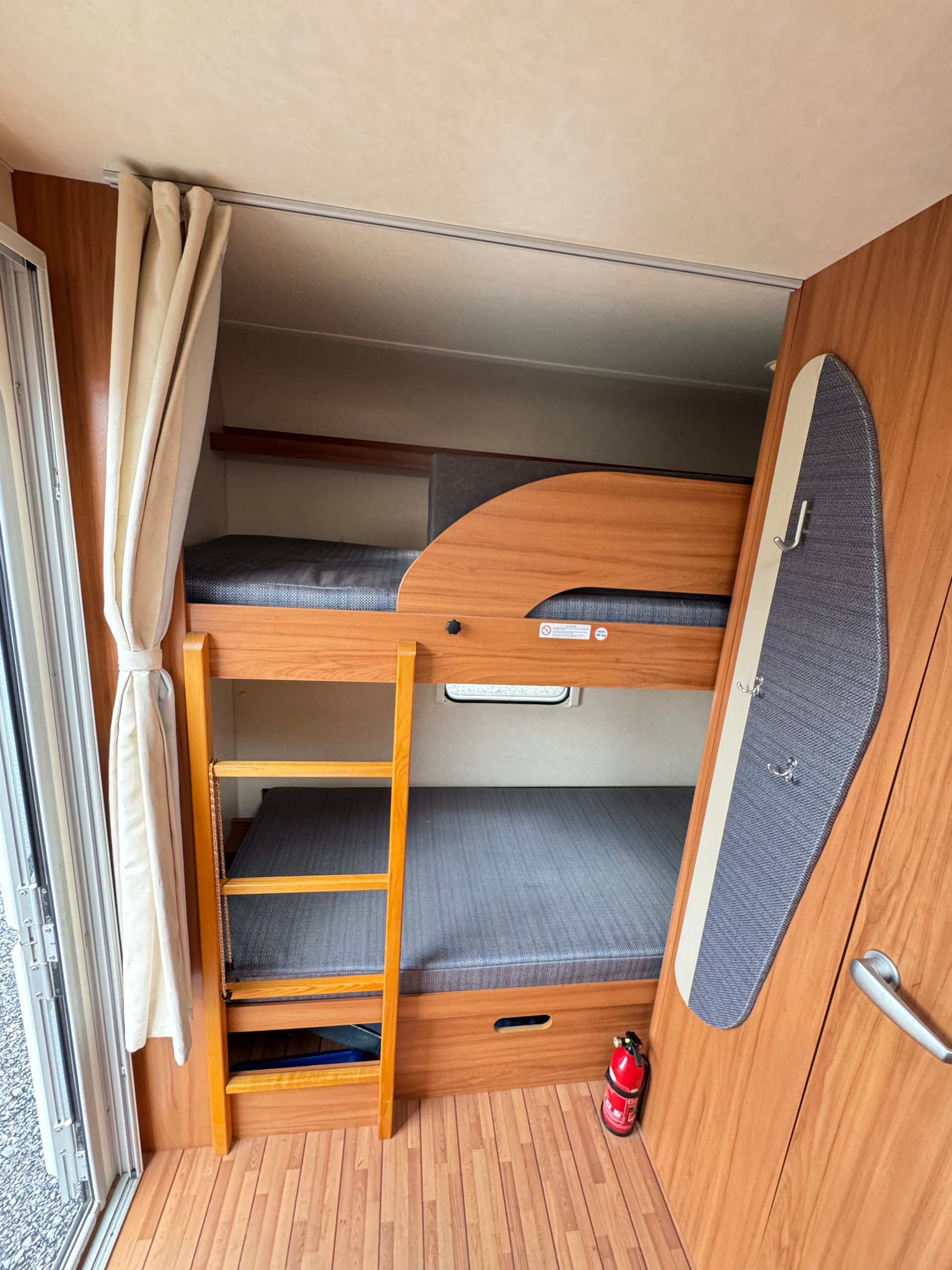 WEINSBERG Cara One 400 Kajüte Stockbett - 900 kg Leergewicht -Garage --image-8