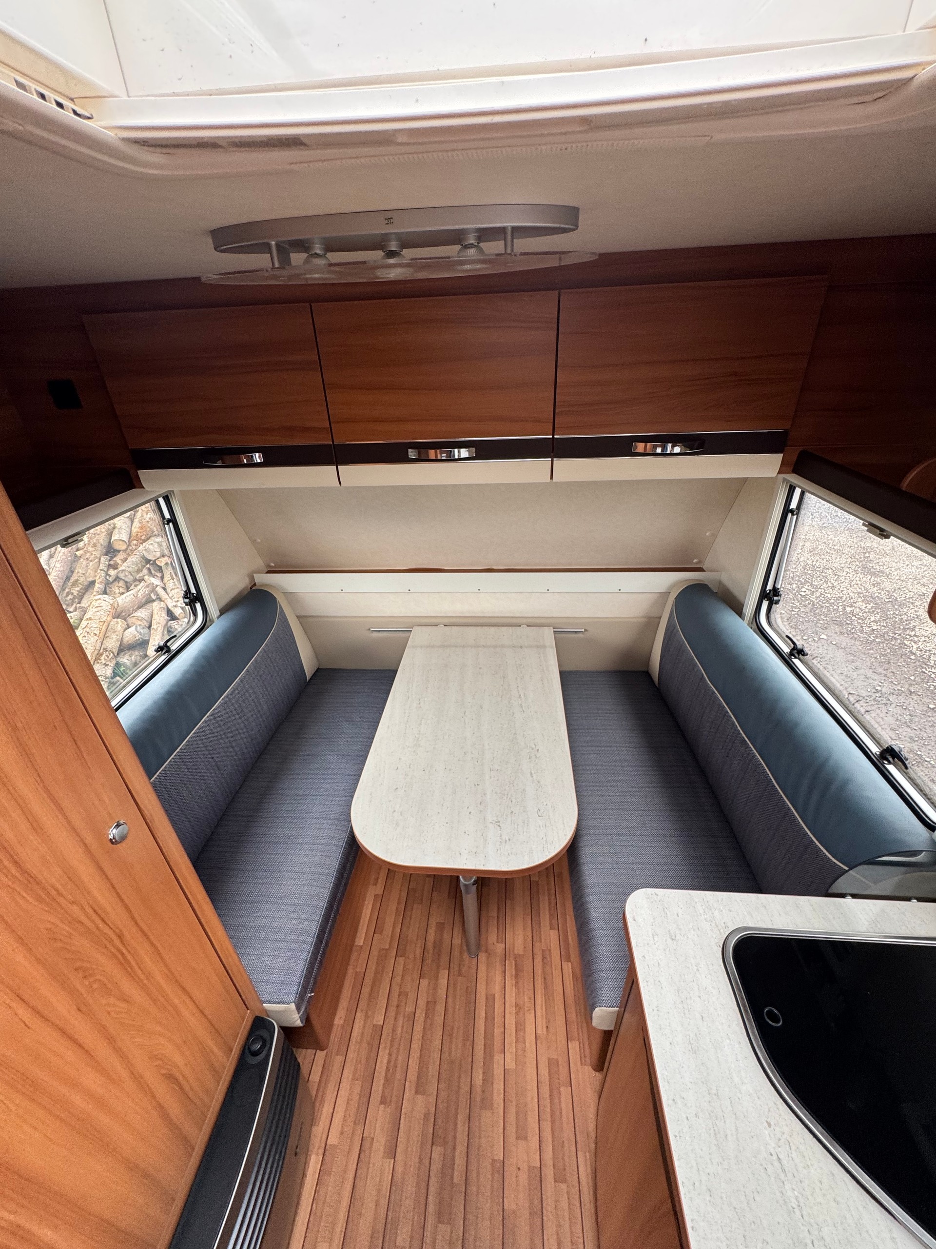 WEINSBERG Cara One 400 Kajüte Stockbett - 900 kg Leergewicht -Garage --image-9