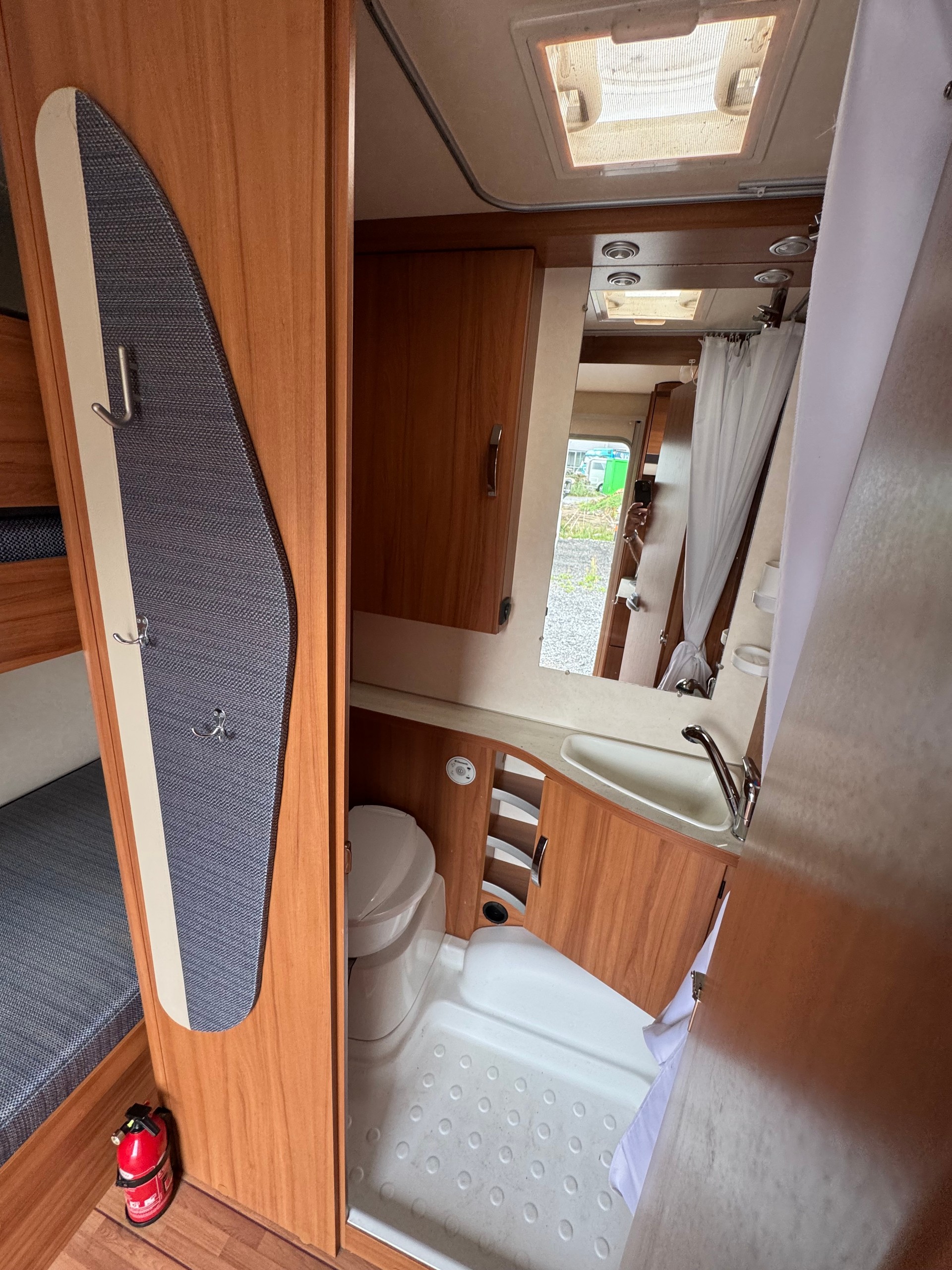 WEINSBERG Cara One 400 Kajüte Stockbett - 900 kg Leergewicht -Garage --image-14