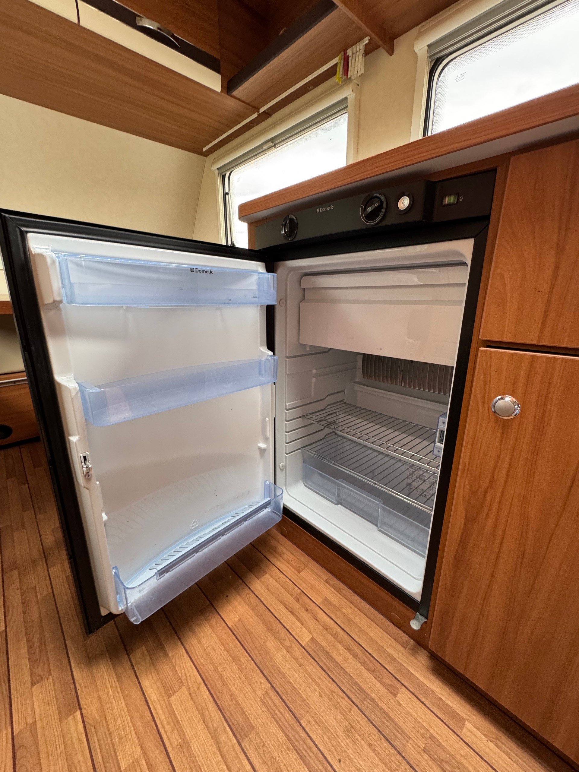 WEINSBERG Cara One 400 Kajüte Stockbett - 900 kg Leergewicht -Garage --image-13