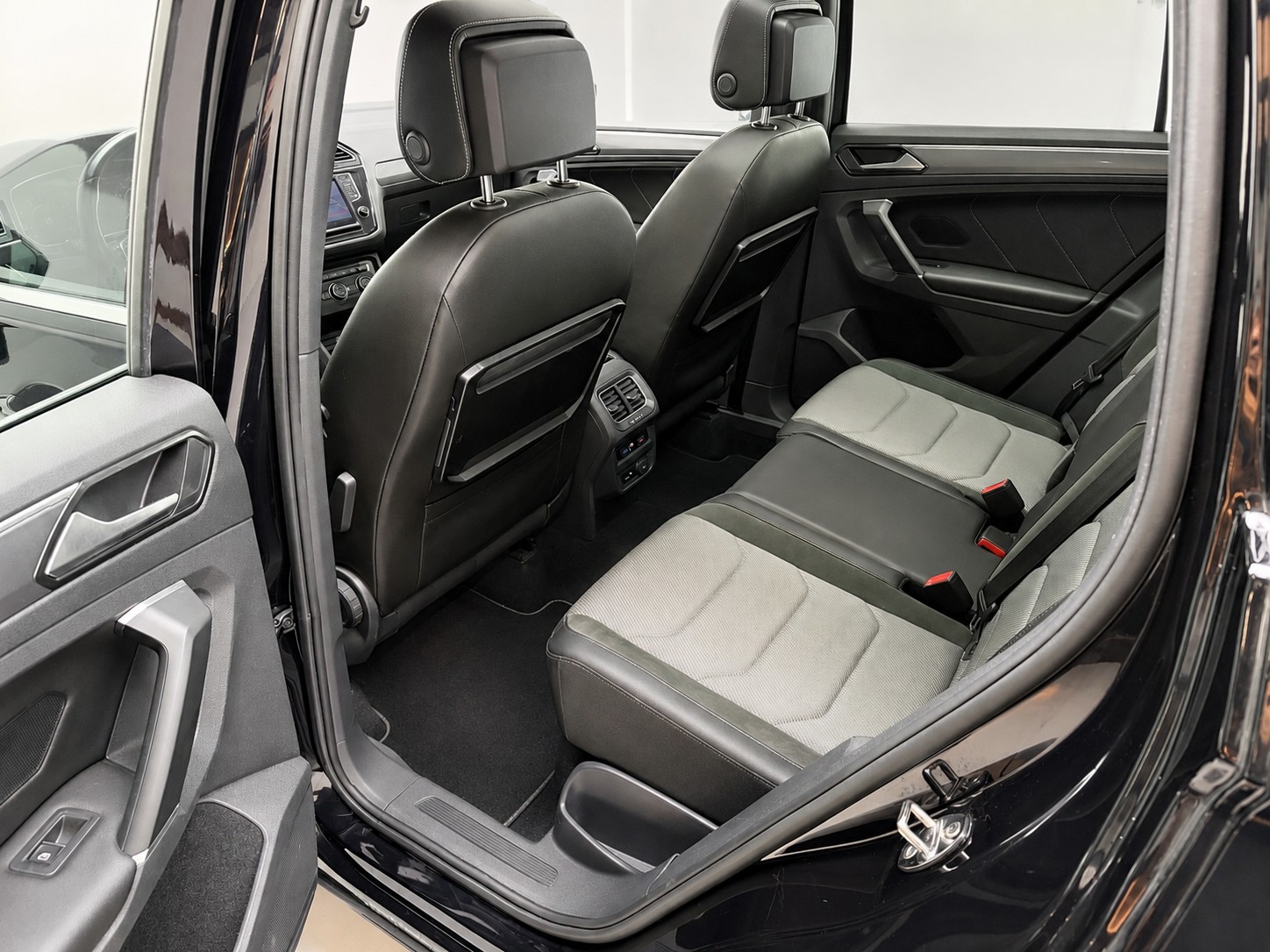 VW Tiguan 2.0TSI R-Line 4Motion (CH)-image-12