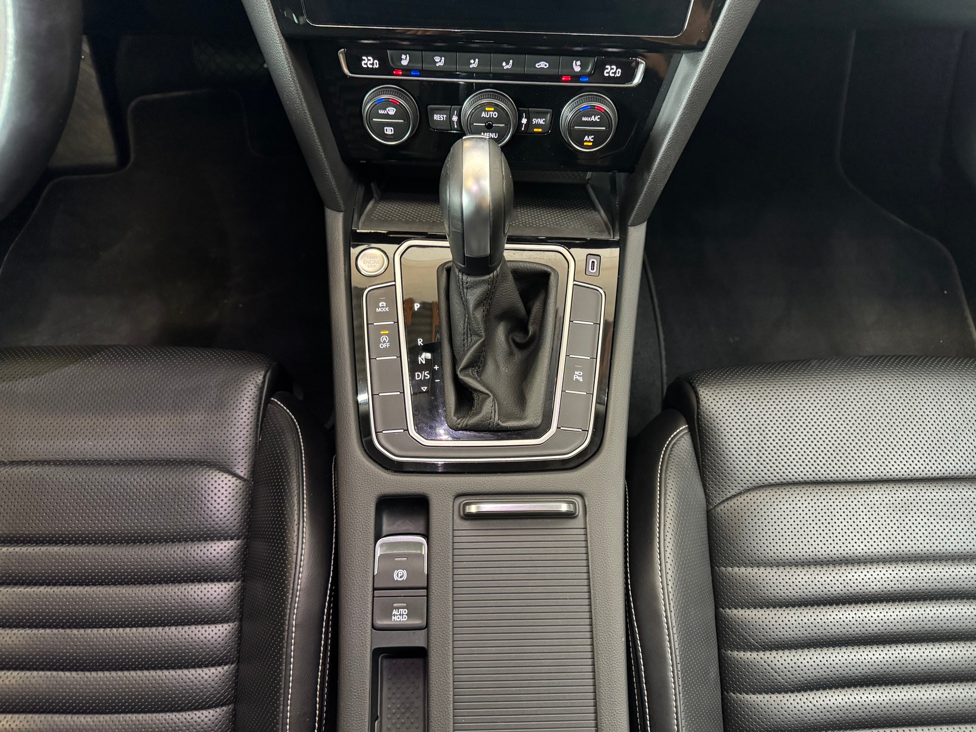 VW Passat 2.0 TDI BMT Elegance 4Motion DSG-image-24