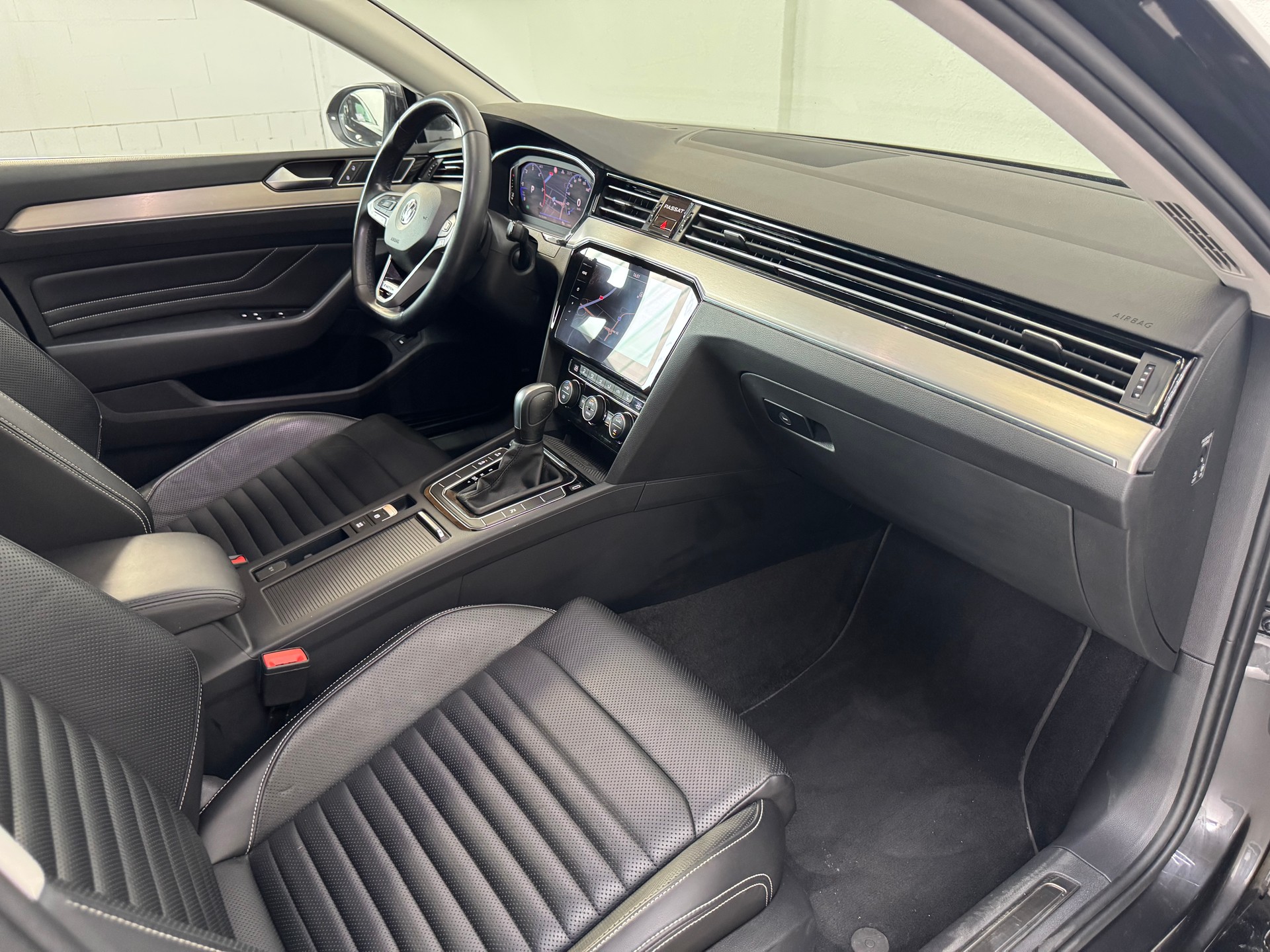 VW Passat 2.0 TDI BMT Elegance 4Motion DSG-image-11