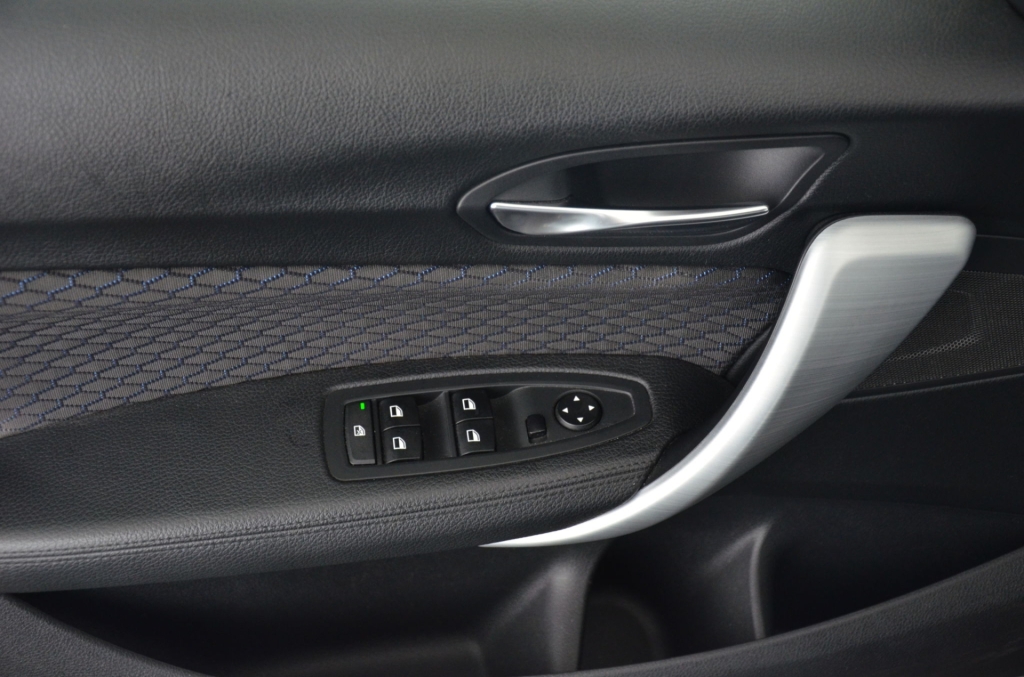 BMW M135i xDrive Steptronic-image-23