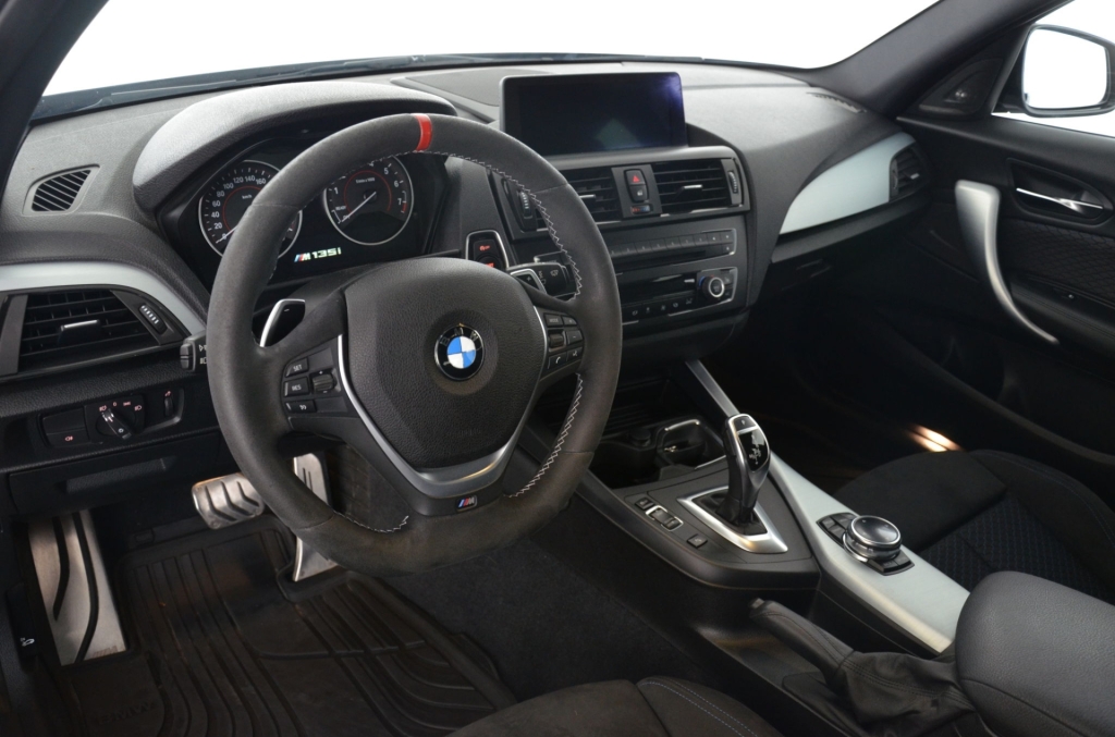 BMW M135i xDrive Steptronic-image-10