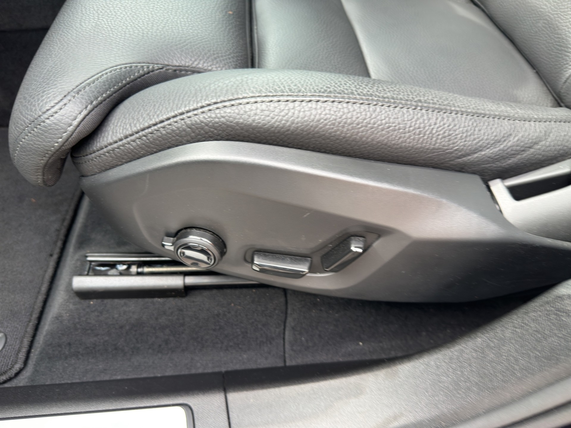 VOLVO XC60 B5 Benzin Mild Hybrid AWD Plus Dark Geartronic-image-16