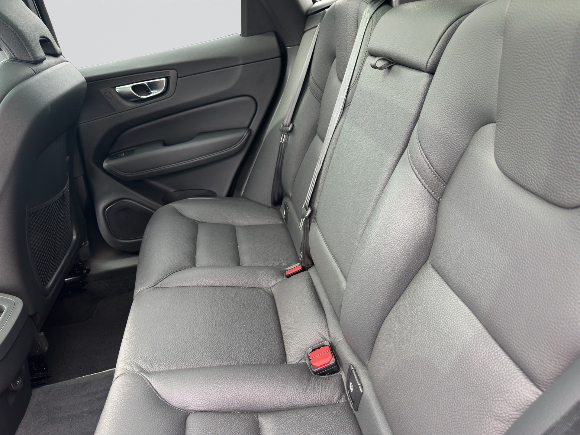 VOLVO XC60 B5 Benzin Mild Hybrid AWD Plus Dark Geartronic-image-12