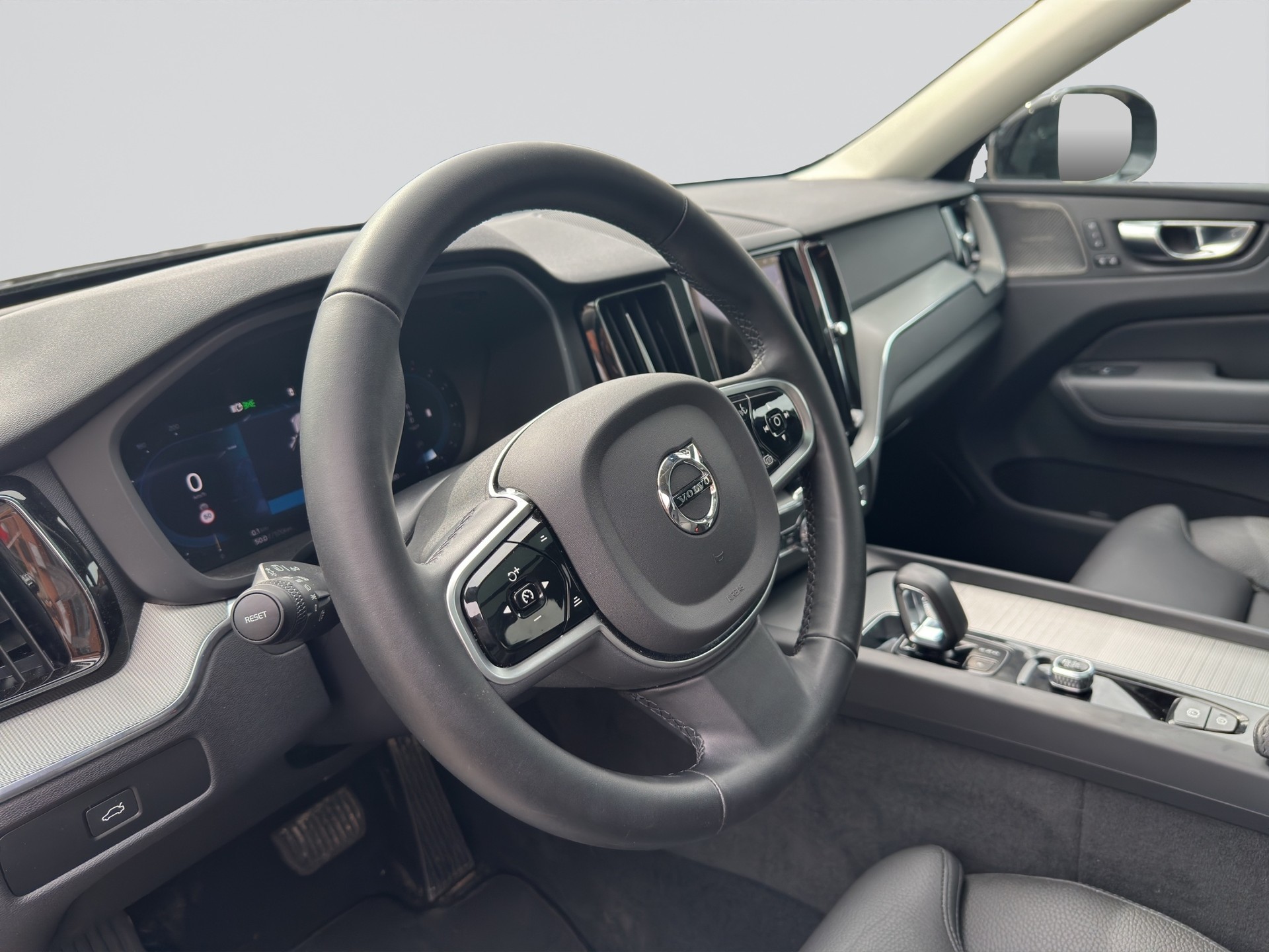 VOLVO XC60 B5 Benzin Mild Hybrid AWD Plus Dark Geartronic-image-11