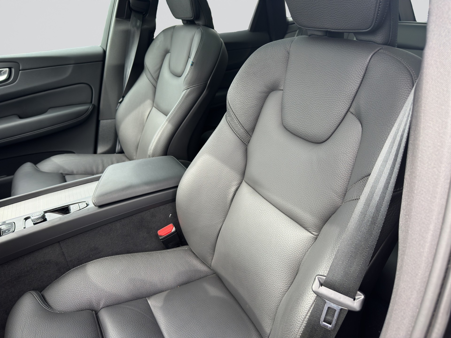 VOLVO XC60 B5 Benzin Mild Hybrid AWD Plus Dark Geartronic-image-10