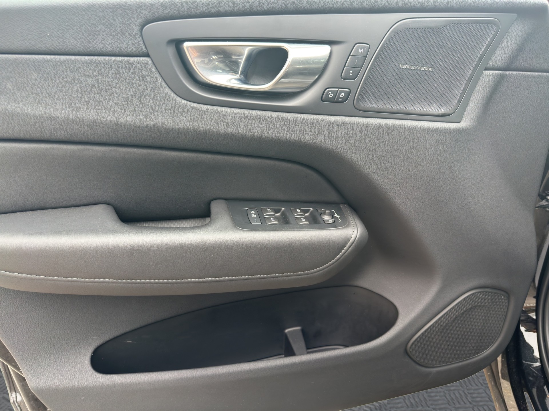 VOLVO XC60 B5 Benzin Mild Hybrid AWD Plus Dark Geartronic-image-13