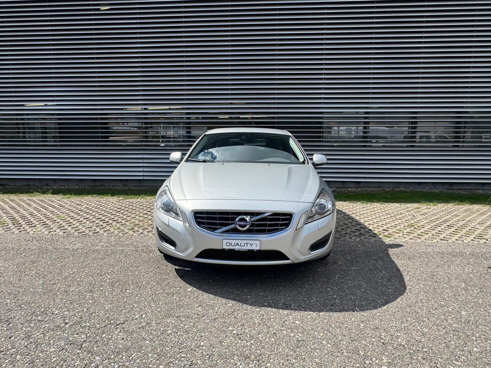 VOLVO V60 D5 AWD Momentum Geartronic-image-1