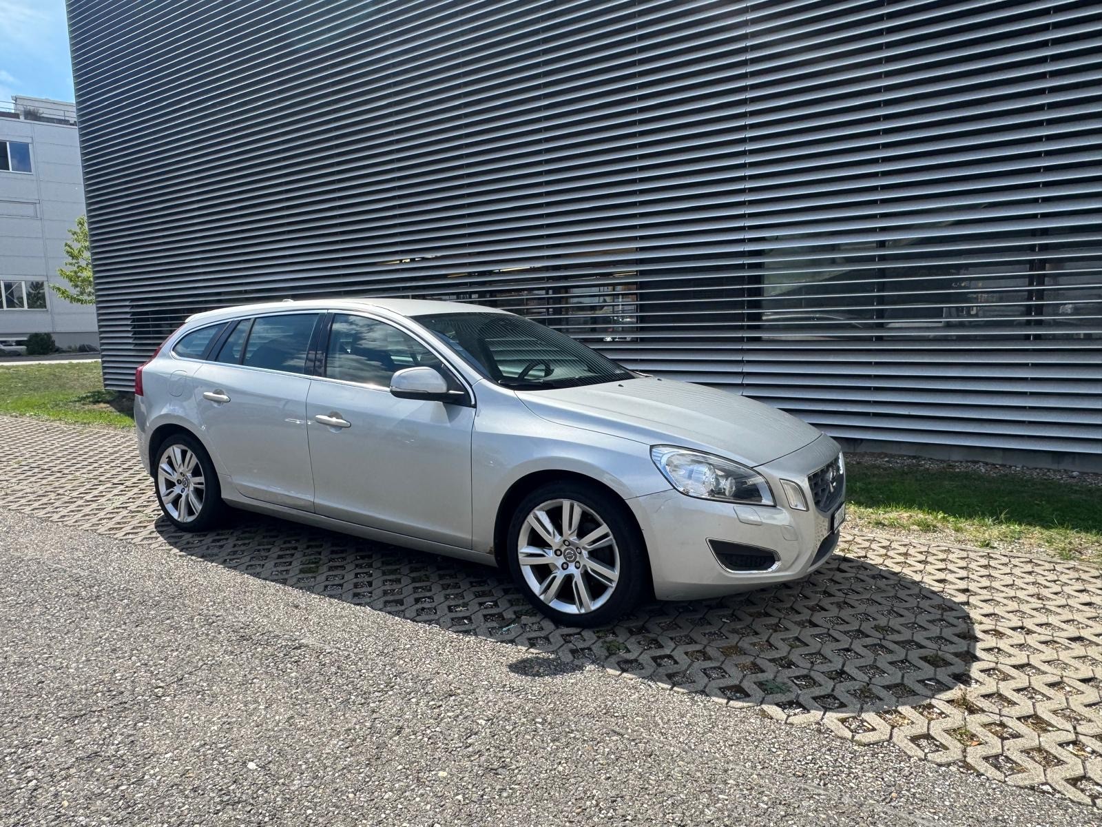 VOLVO V60 D5 AWD Momentum Geartronic-image-14