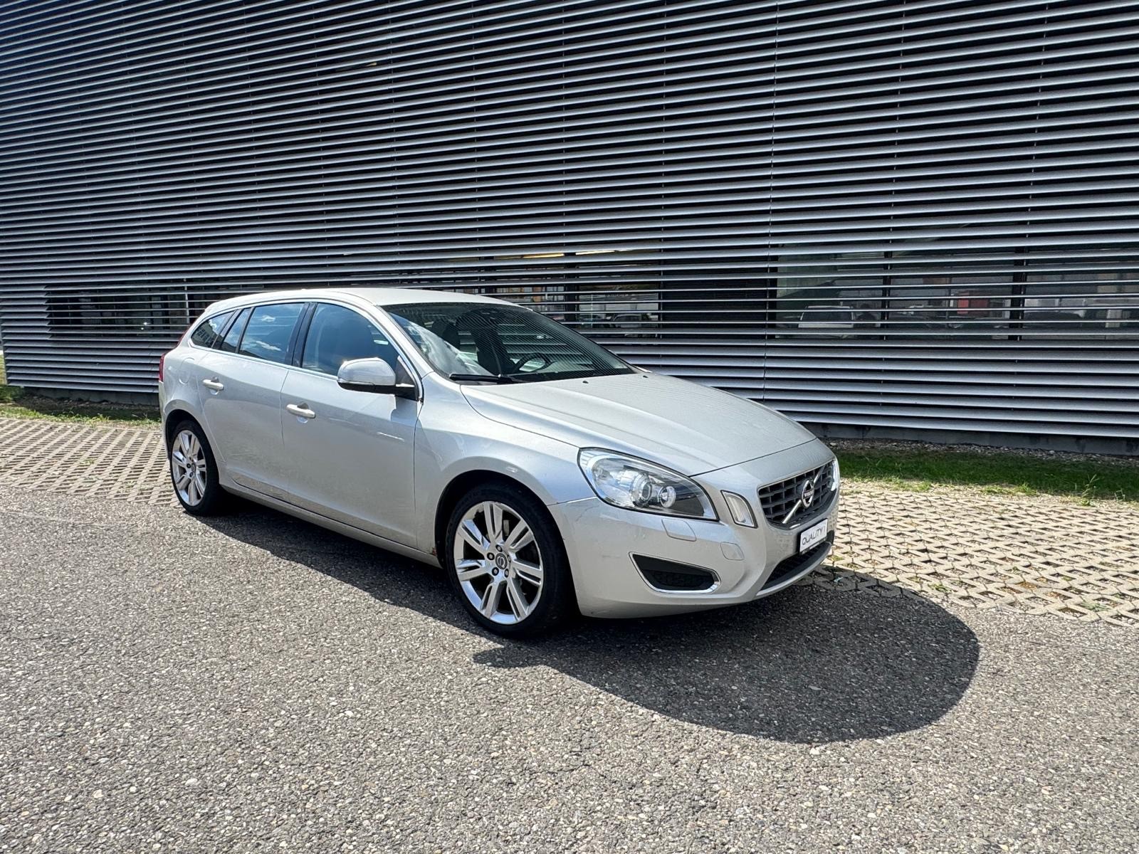 VOLVO V60 D5 AWD Momentum Geartronic-image-0