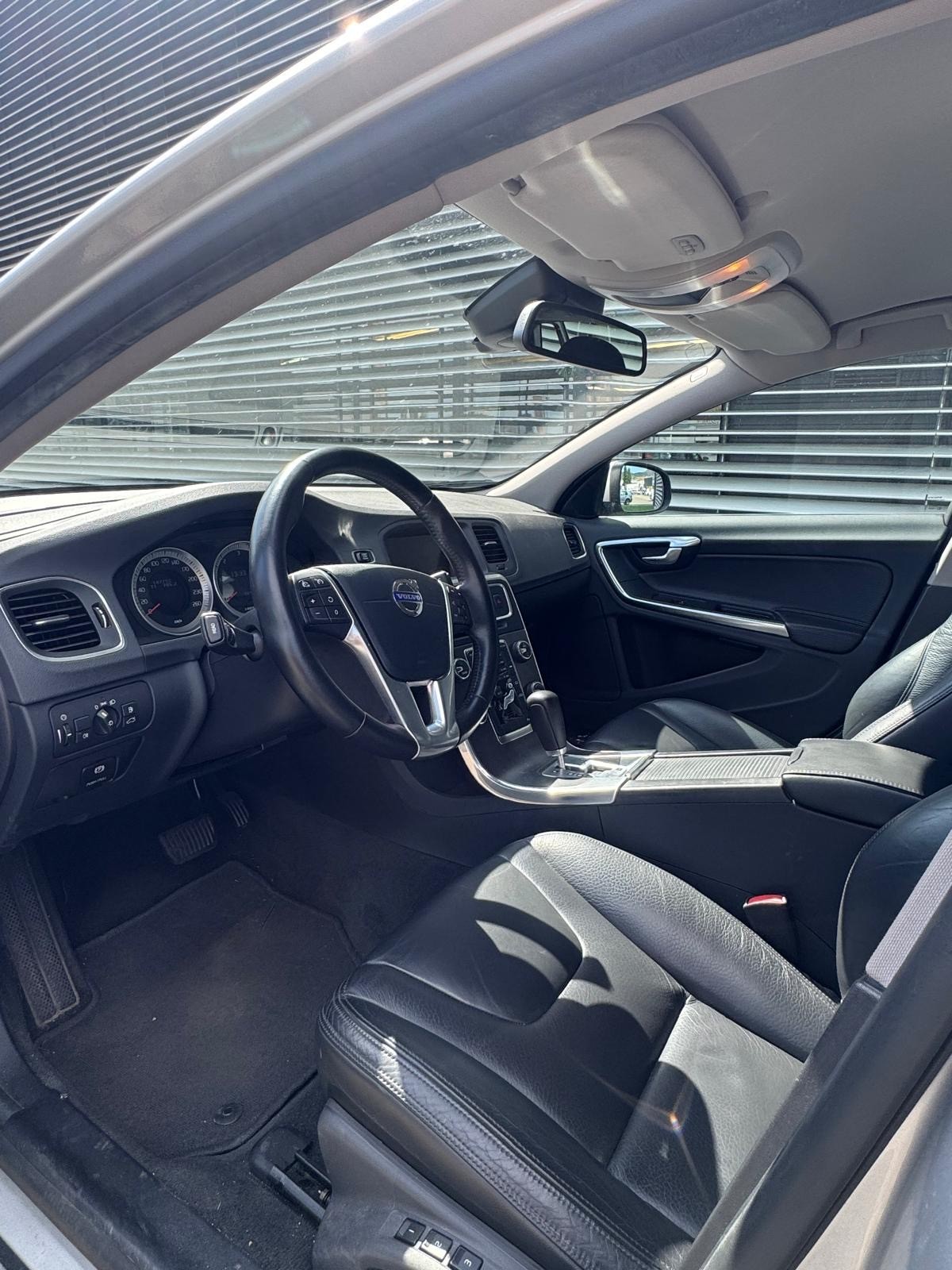 VOLVO V60 D5 AWD Momentum Geartronic-image-11