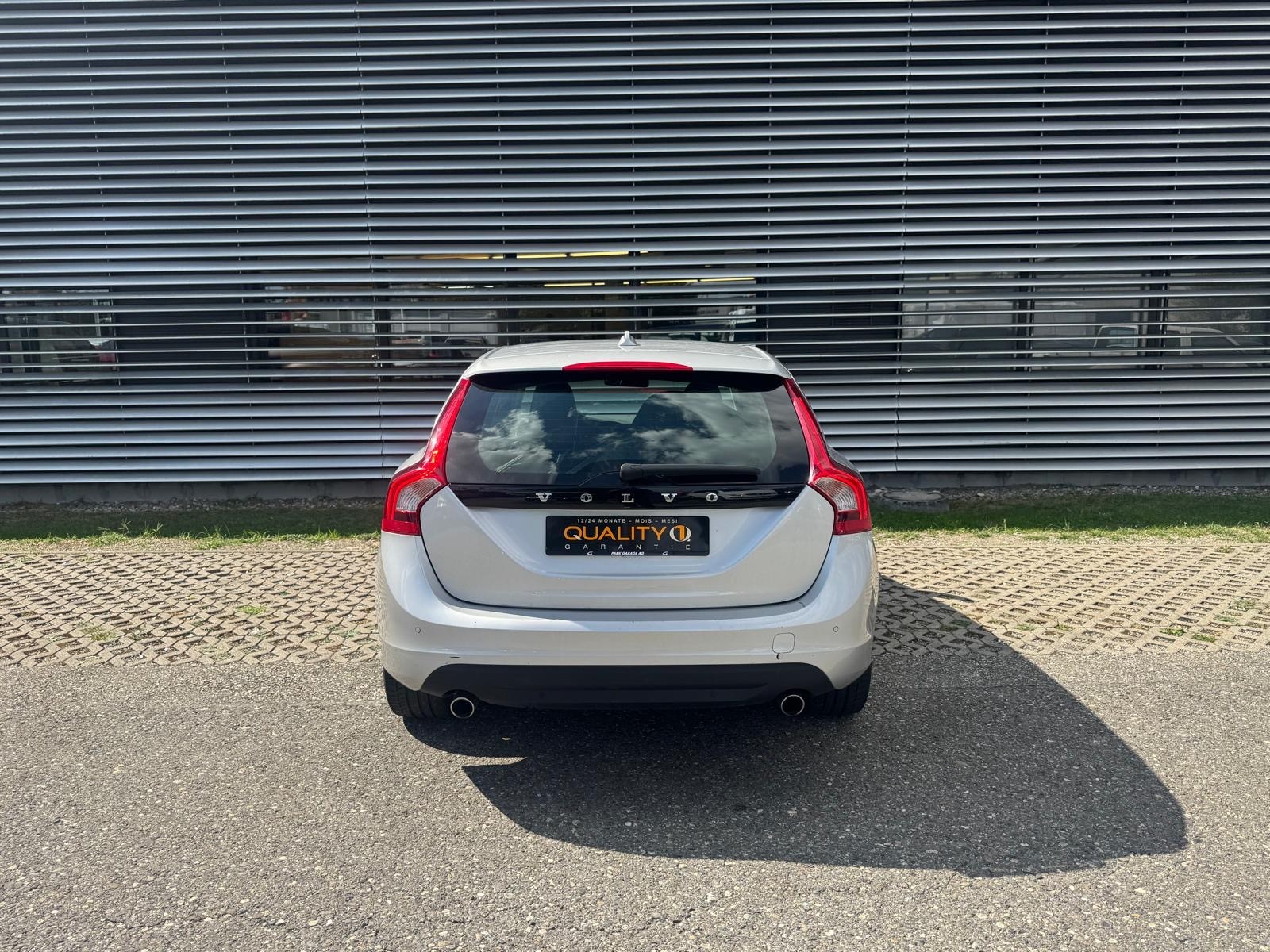VOLVO V60 D5 AWD Momentum Geartronic-image-8