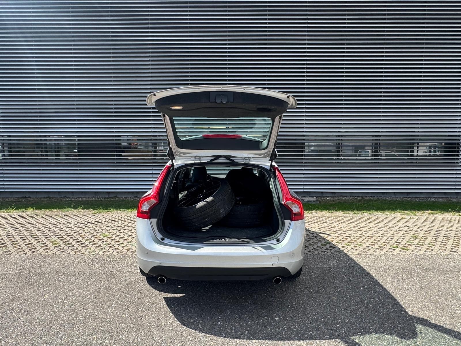 VOLVO V60 D5 AWD Momentum Geartronic-image-13