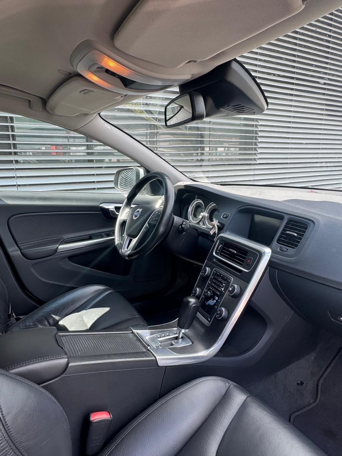 VOLVO V60 D5 AWD Momentum Geartronic-image-7