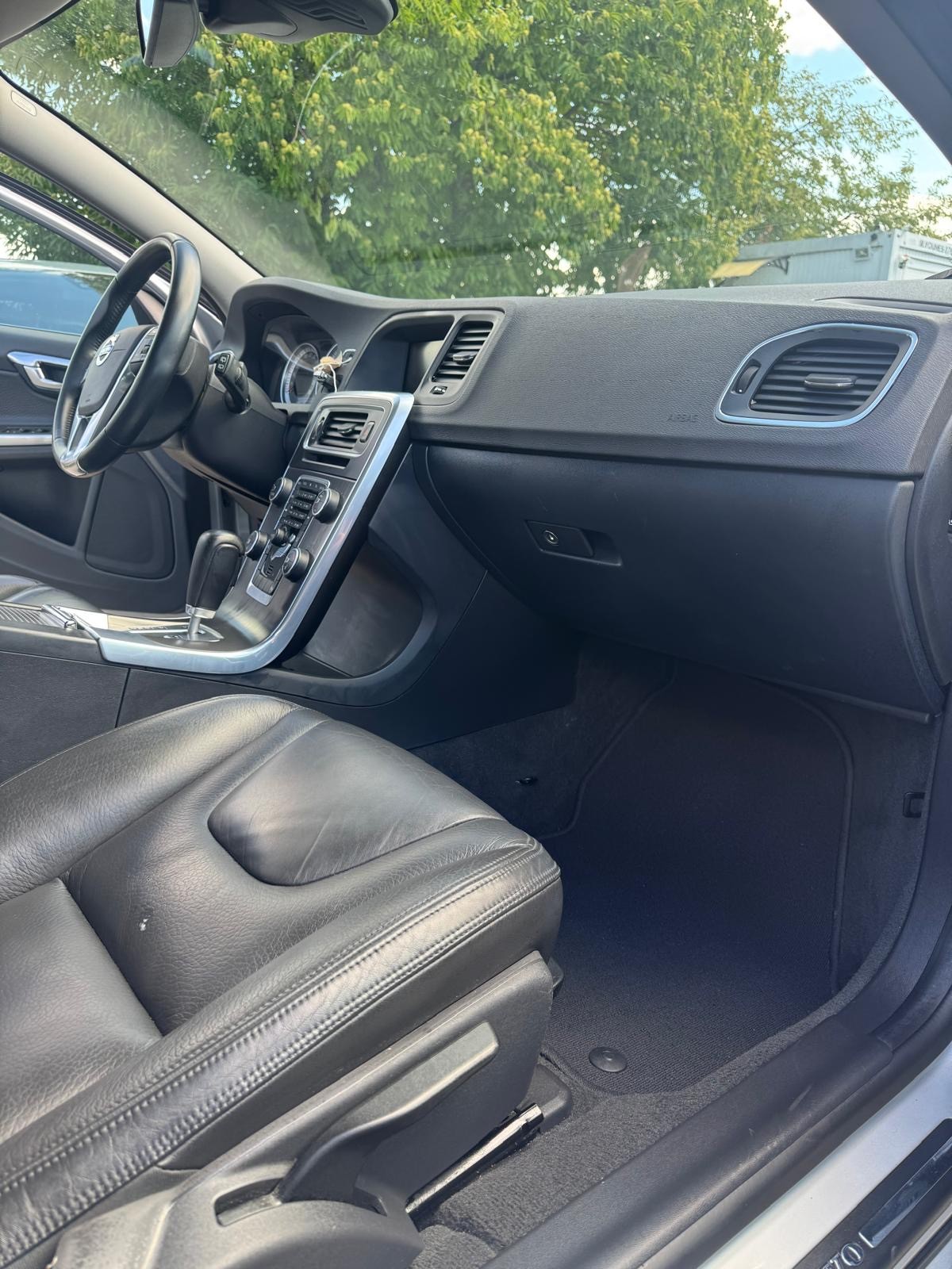 VOLVO V60 D5 AWD Momentum Geartronic-image-3