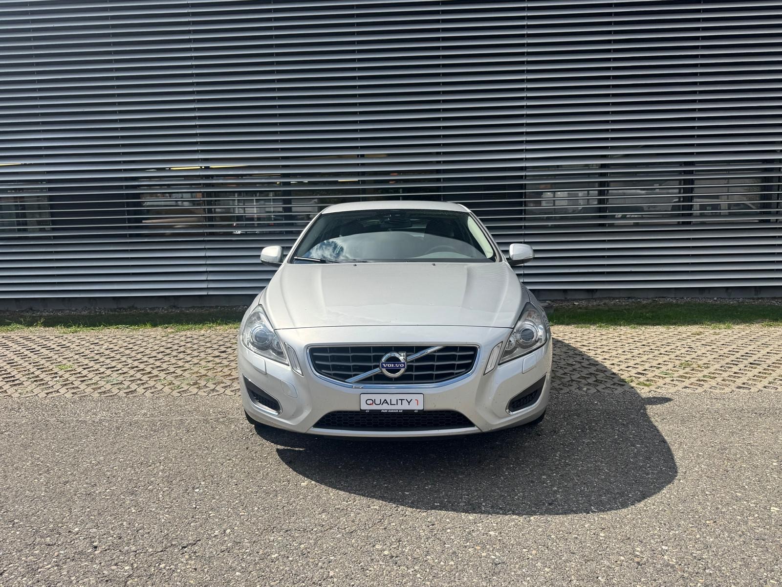 VOLVO V60 D5 AWD Momentum Geartronic-image-4